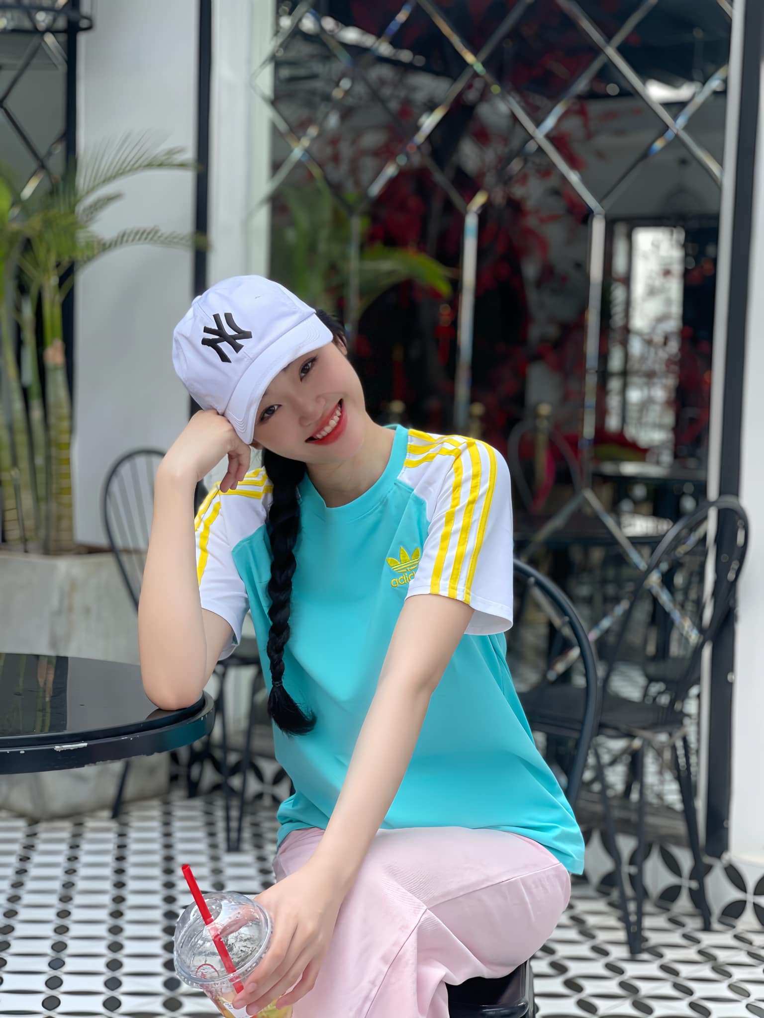 Ba làm thợ hồ, mẹ bán vé số nuôi ước mơ hoa hậu cho Nguyễn Thị Yến Nhi - Ảnh 8. Nguyễn Thị Yến Nhi - Ảnh 8.