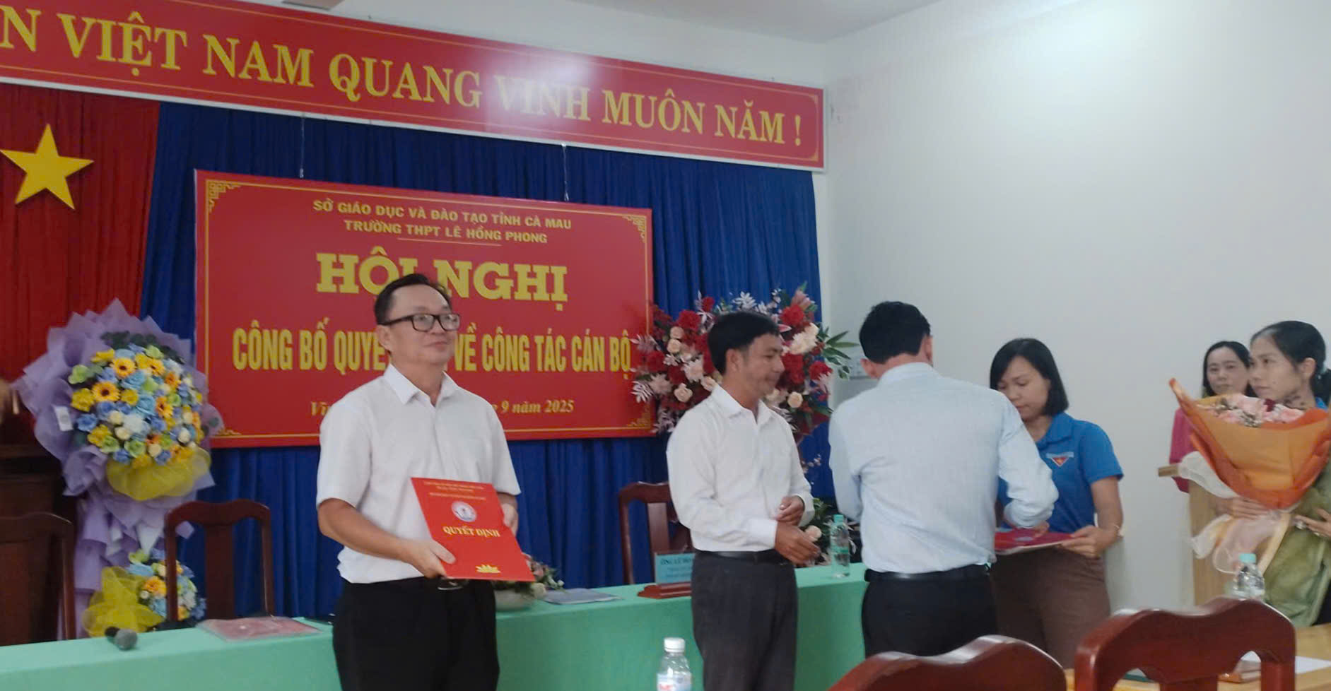 Điều chuyển hiệu trưởng bị tố thu chi sai quy định sang làm hiệu trưởng trường khác - Ảnh 1.