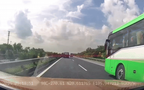 Cố vượt khi bụi bay mù mịt, ô tô tông vào xe vệ sinh môi trường - Ảnh 1.