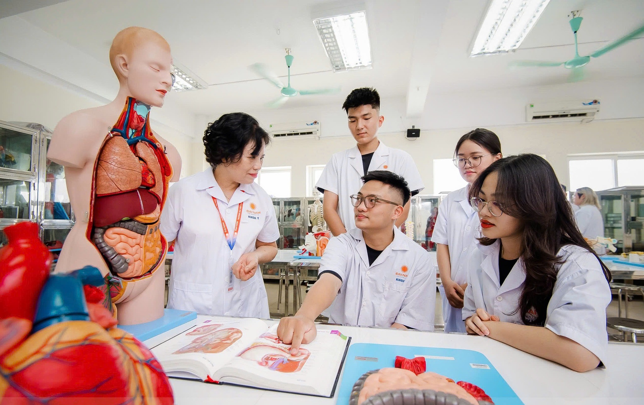 đại học tinh hoa - Ảnh 1.