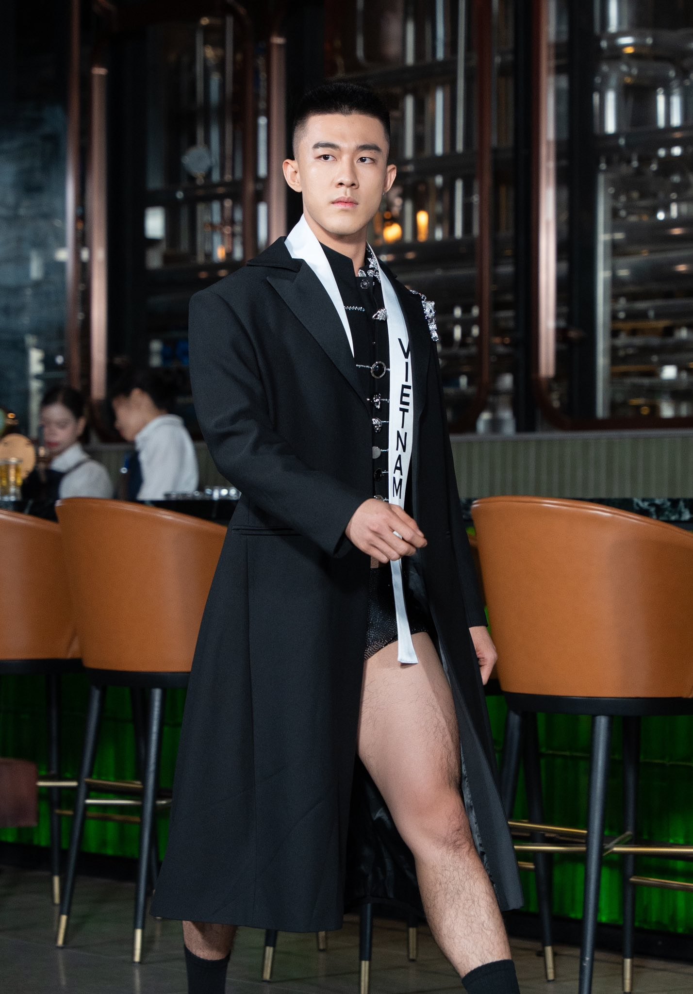 Đoàn Công Vinh mặc áo vest phối với quần bơi tại Mister International bị chê ố dề - Ảnh 2. Đoàn Công Vinh - Ảnh 1.