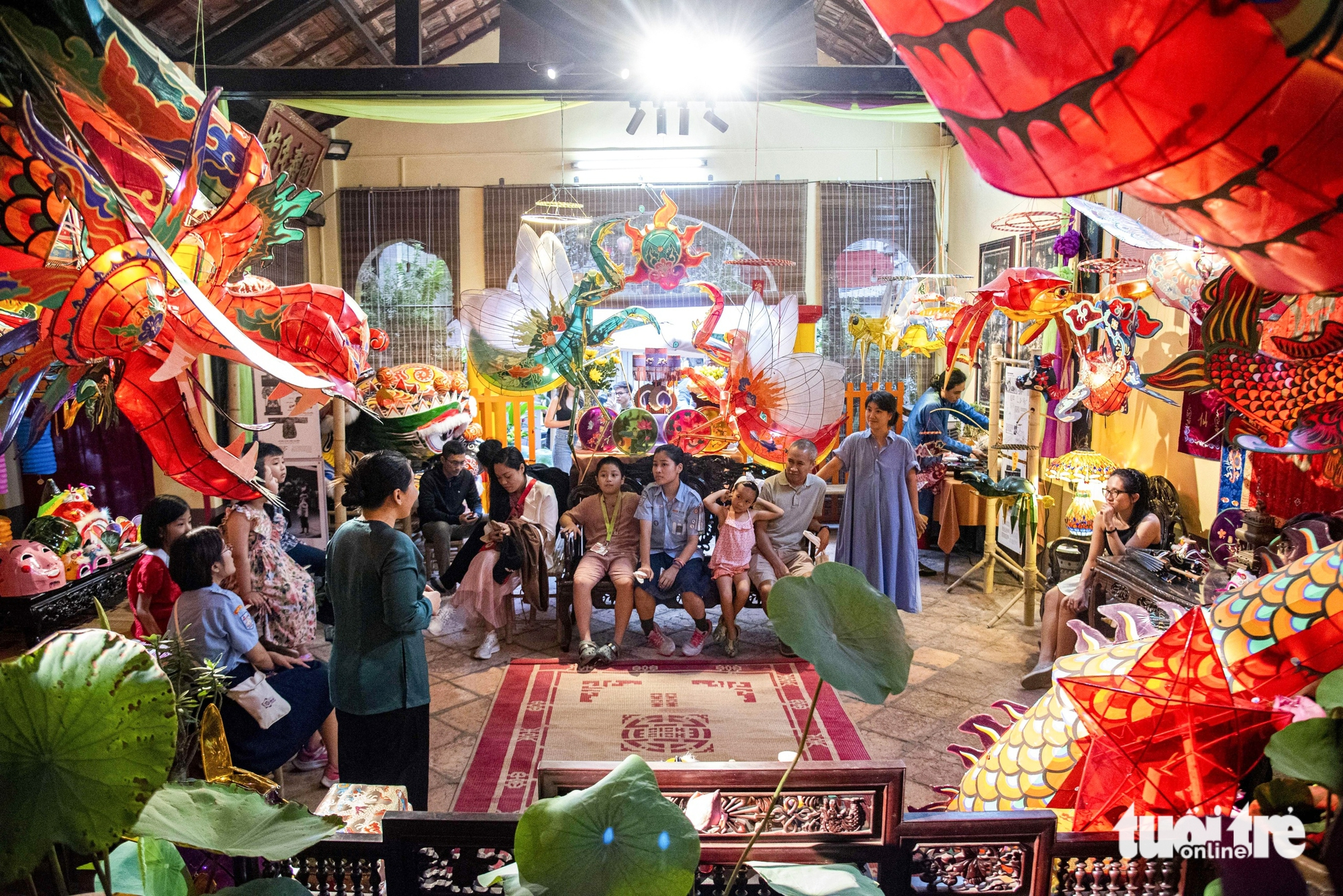 Traditional lanterns draw visitors to historic temple in Ho Chi Minh City- Ảnh 2. Traditional lanterns draw visitors to historic temple in Ho Chi Minh City- Ảnh 2.