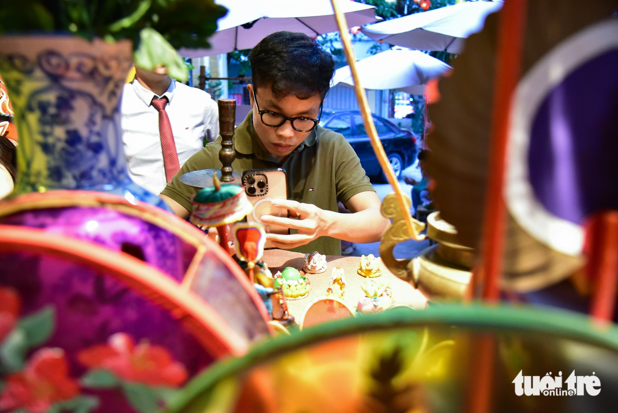 Traditional lanterns draw visitors to historic temple in Ho Chi Minh City- Ảnh 6. Traditional lanterns draw visitors to historic temple in Ho Chi Minh City- Ảnh 6.