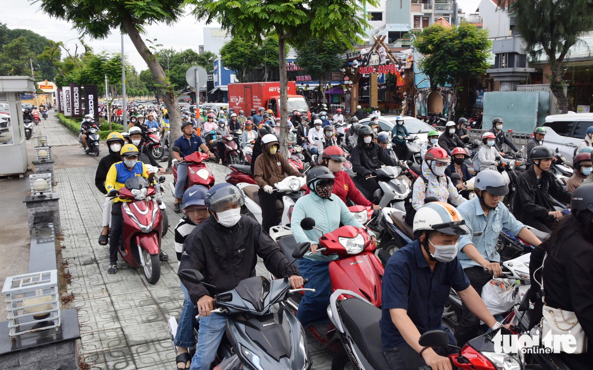 Sidewalk riders in Ho Chi Minh City: Community service fines don’t solely fix the issue - Ảnh 1.