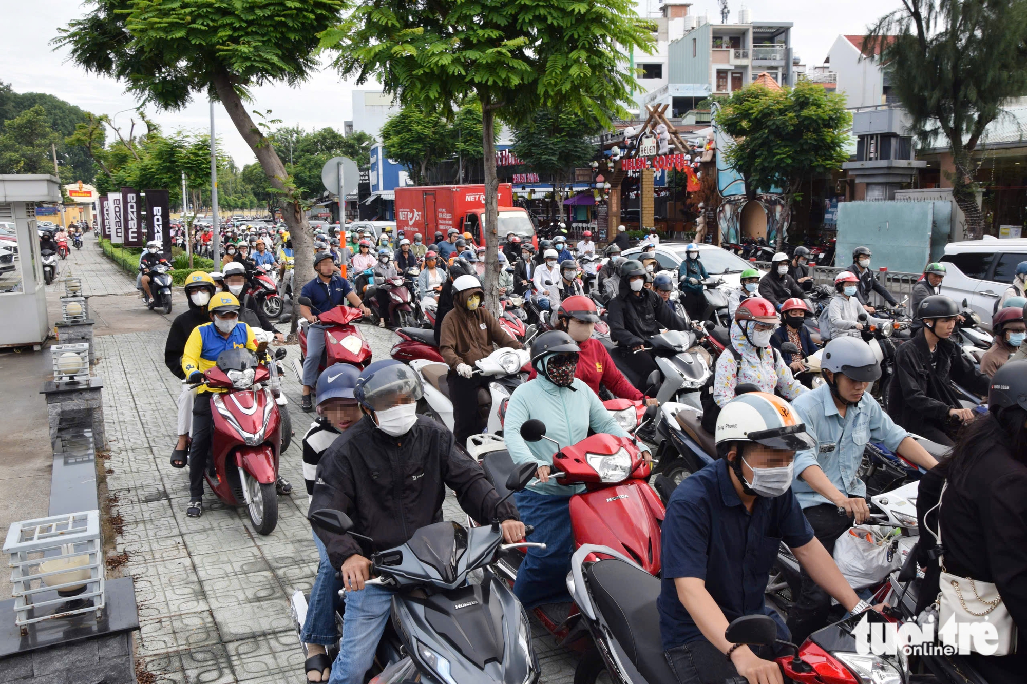 Motorbikes flood sidewalks in Ho Chi Minh City despite heavy fines- Ảnh 1.
