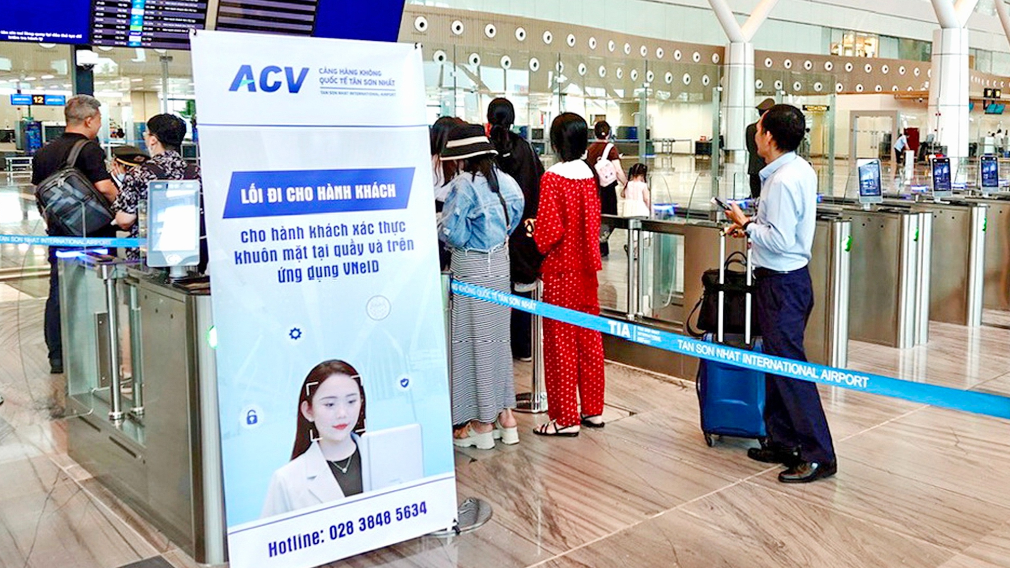 Bay nội địa cùng VNeID, bớt lo chen lấn - Ảnh 1.