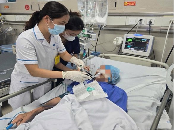 Egy idős nő, miután megivott egy üveg „üdítőt”, metadonmérgezés miatt kritikus állapotban került kórházba - 1. kép. Uống chai ‘nước ngọt’, cụ bà nhập viện nguy kịch vì ngộ độc methadone - Ảnh 1.