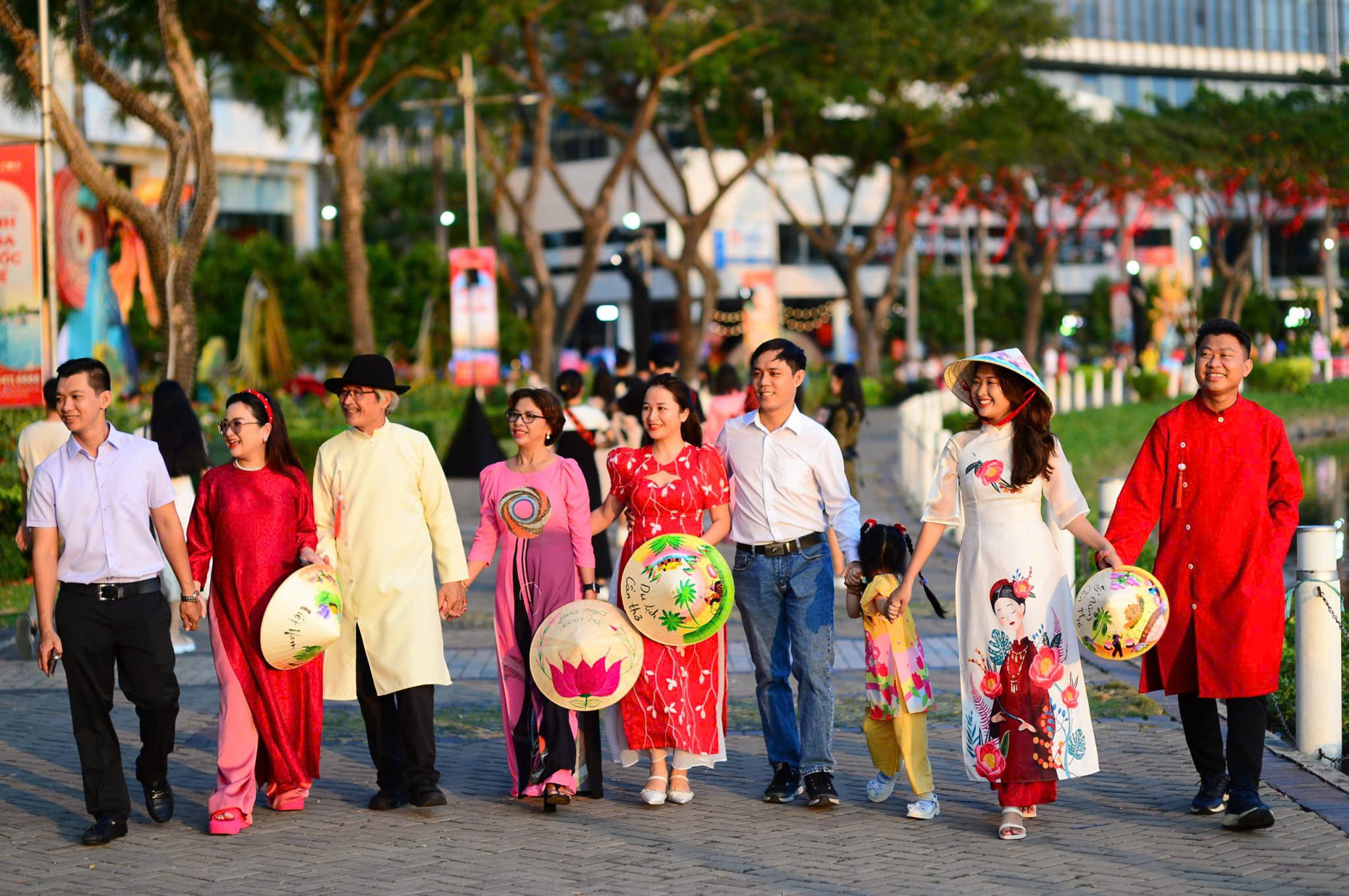 Hiếu trong nhà ra xã hội - Ảnh 1.