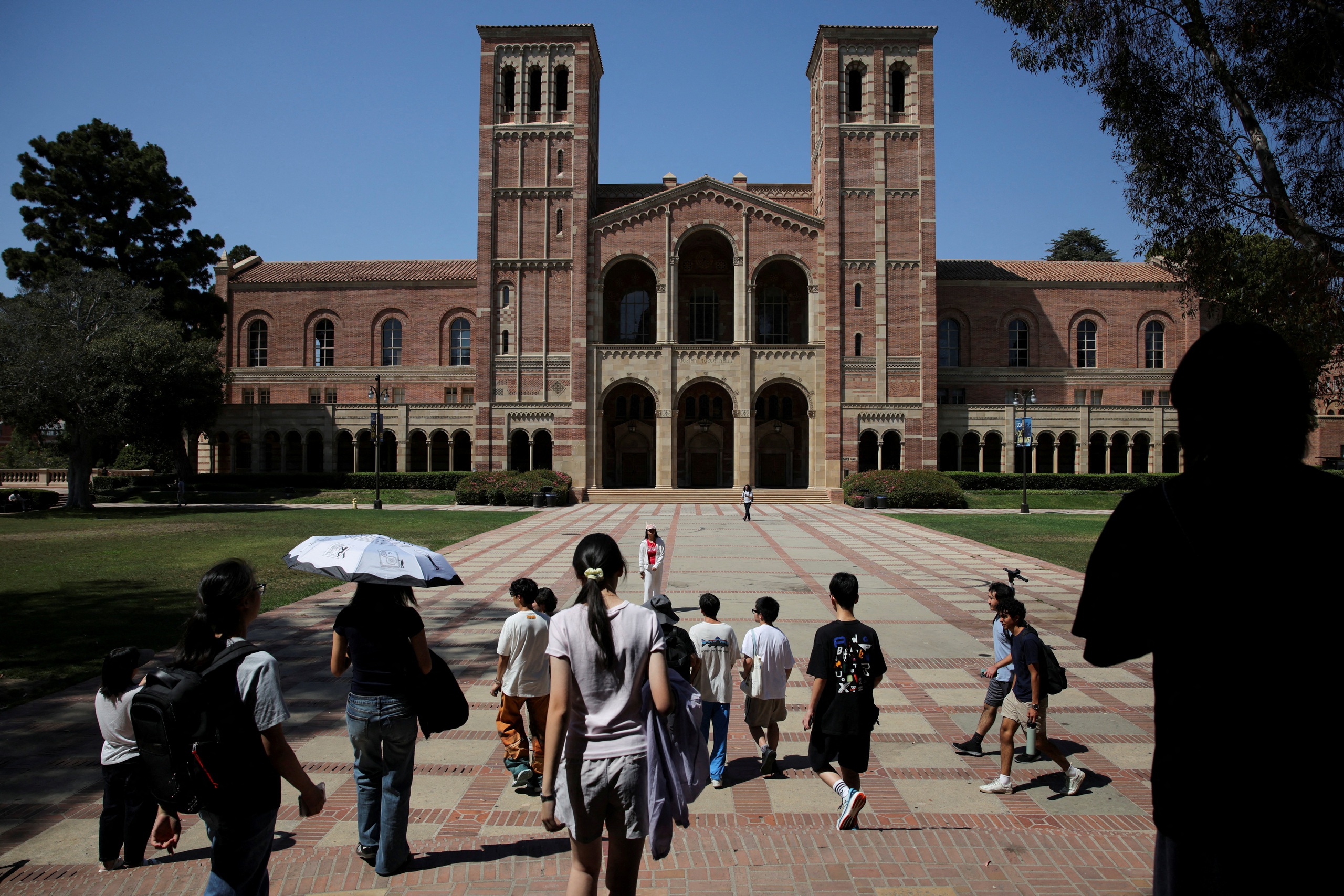 Các giáo sư Đại học California kiện chính quyền ông Trump - Ảnh 1.