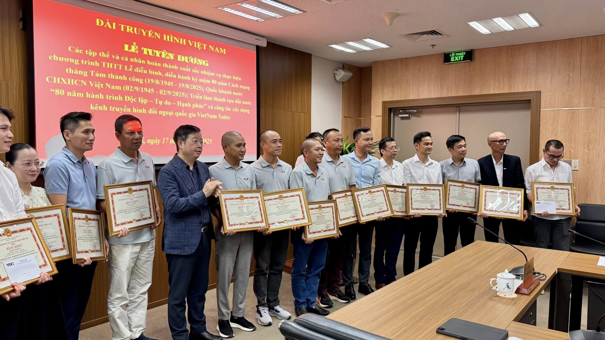 Nhận bằng khen của VTV, Lê Bảo Hân nói ‘sĩ đến tận kiếp sau' - Ảnh 3.