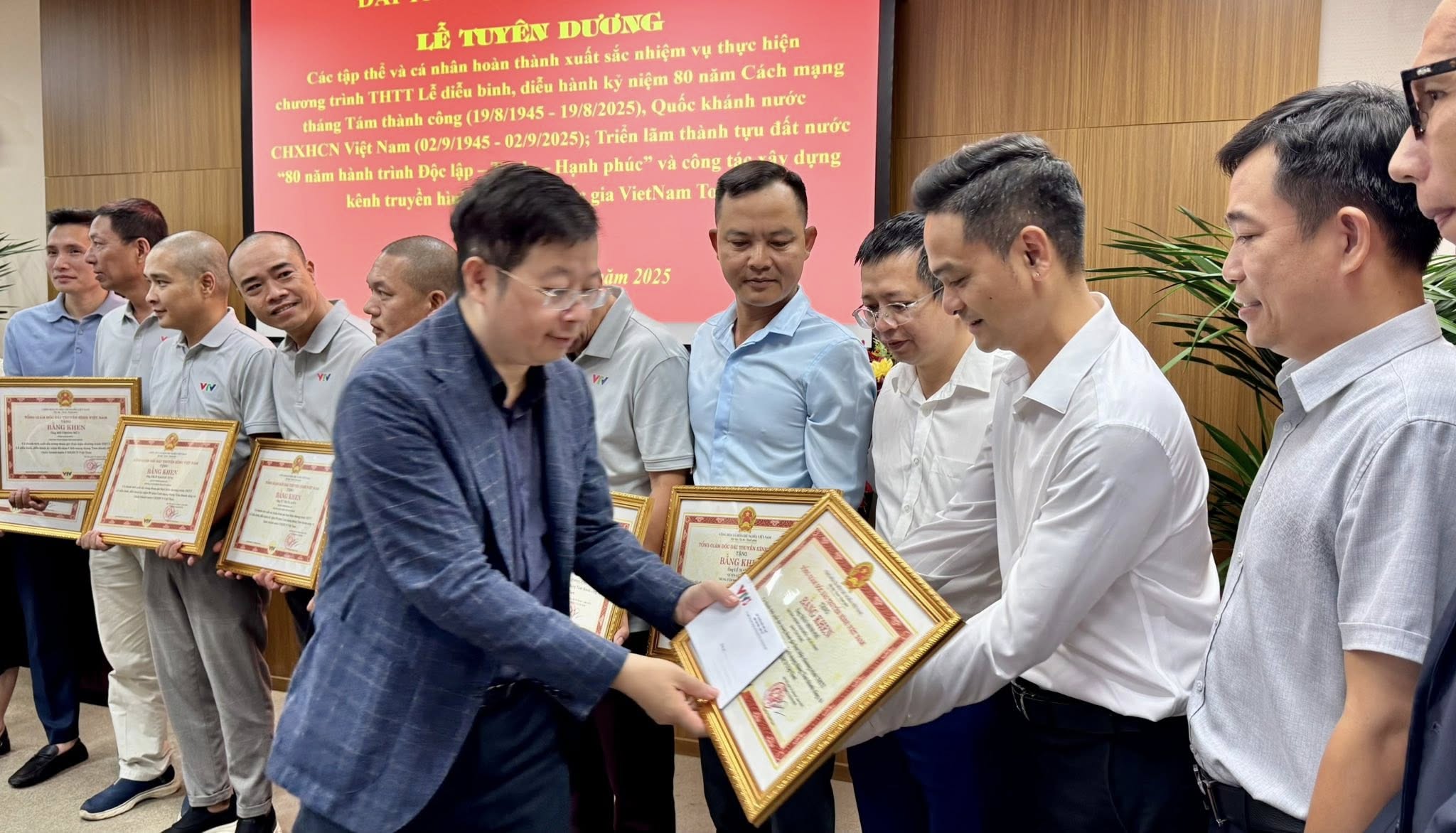 Nhận bằng khen của VTV, Lê Bảo Hân nói ‘sĩ đến tận kiếp sau' - Ảnh 1.