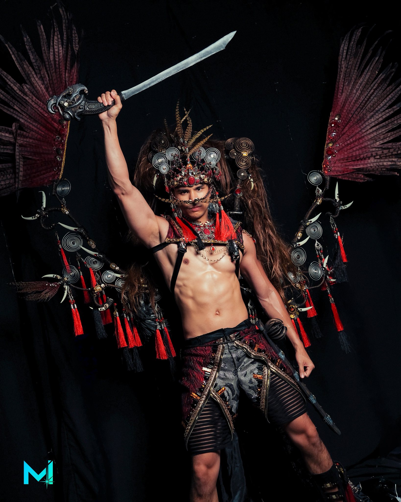 Obdivování národních krojů pohledných mužů soutěžících v soutěži Mister International 2025 - Foto 3. Ngắm trang phục dân tộc của các trai đẹp dự thi Nam vương Quốc tế 2025 - Ảnh 3.