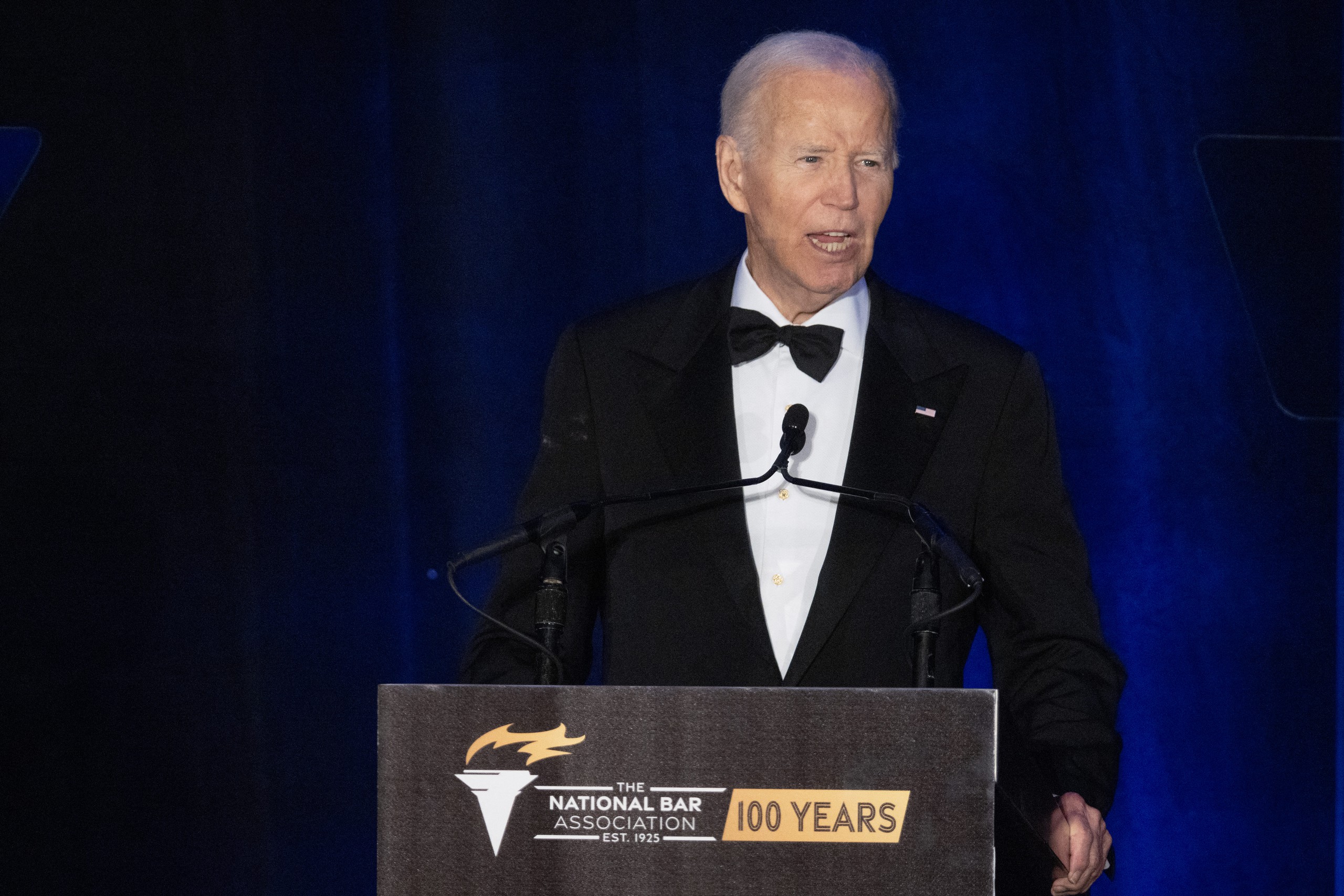 Ông Biden đối mặt áp lực tài chính và khủng hoảng di sản hậu nhiệm kỳ - Ảnh 1.