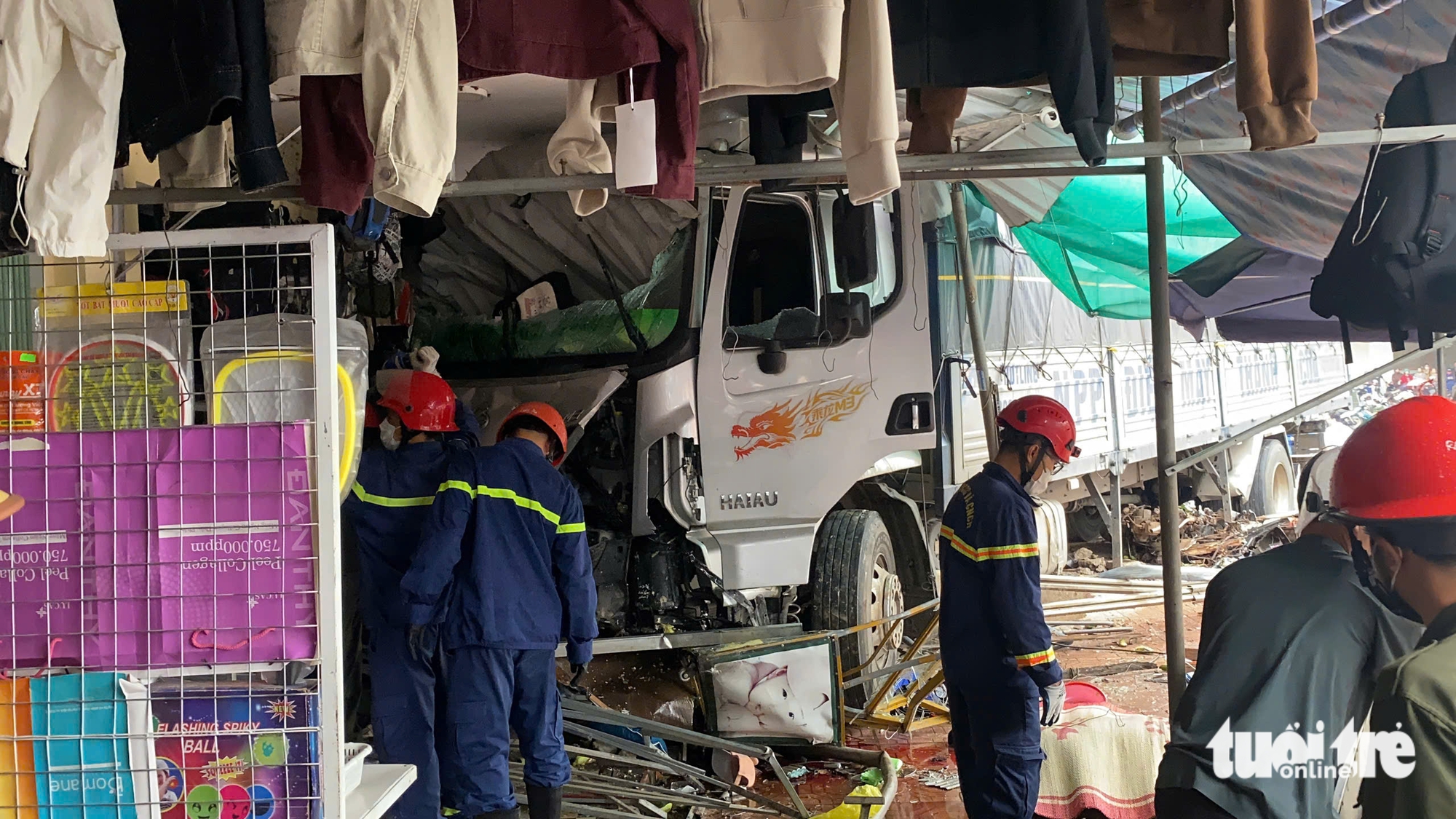 Xe tải mất lái lao vào chợ, 3 người tử vong, 7 bị thương - Ảnh 1.