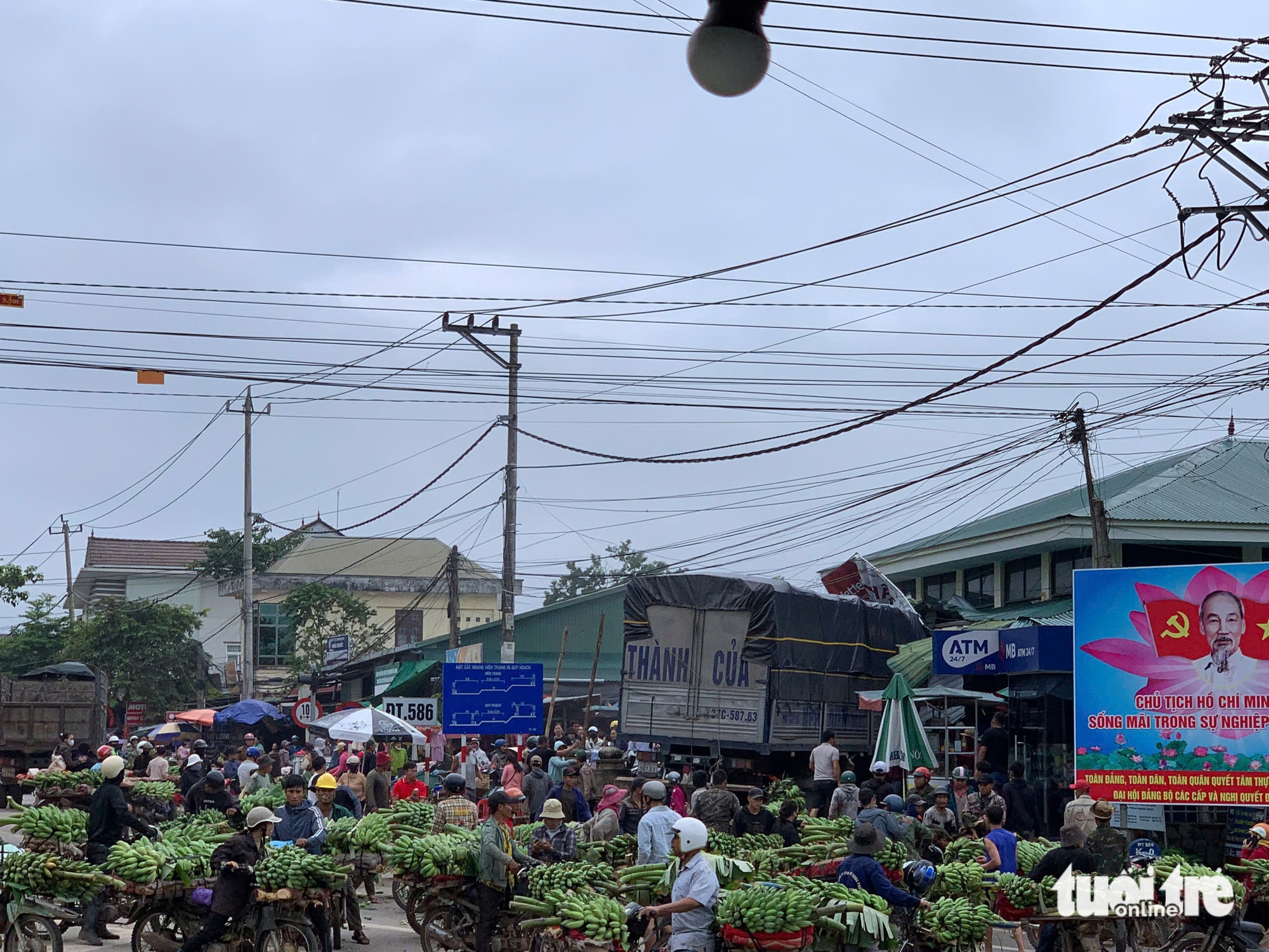 Xe tải mất lái lao vào chợ, 3 người tử vong, 7 bị thương - Ảnh 2.