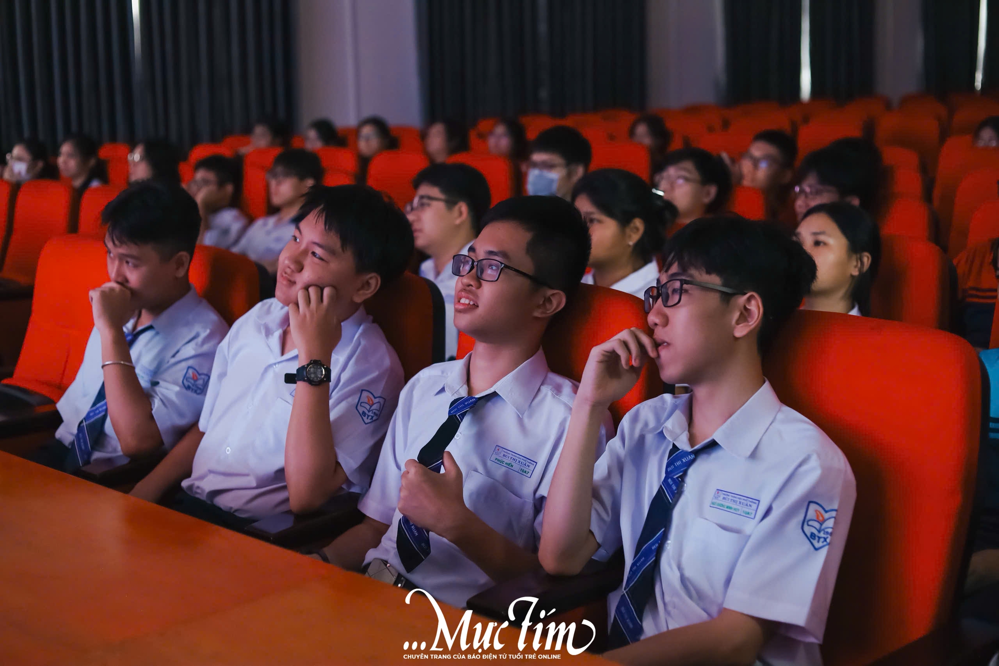 Giờ ra chơi của teen Trường THPT Bùi Thị Xuân: Xem phim rạp ngay tại trường- Ảnh 1.