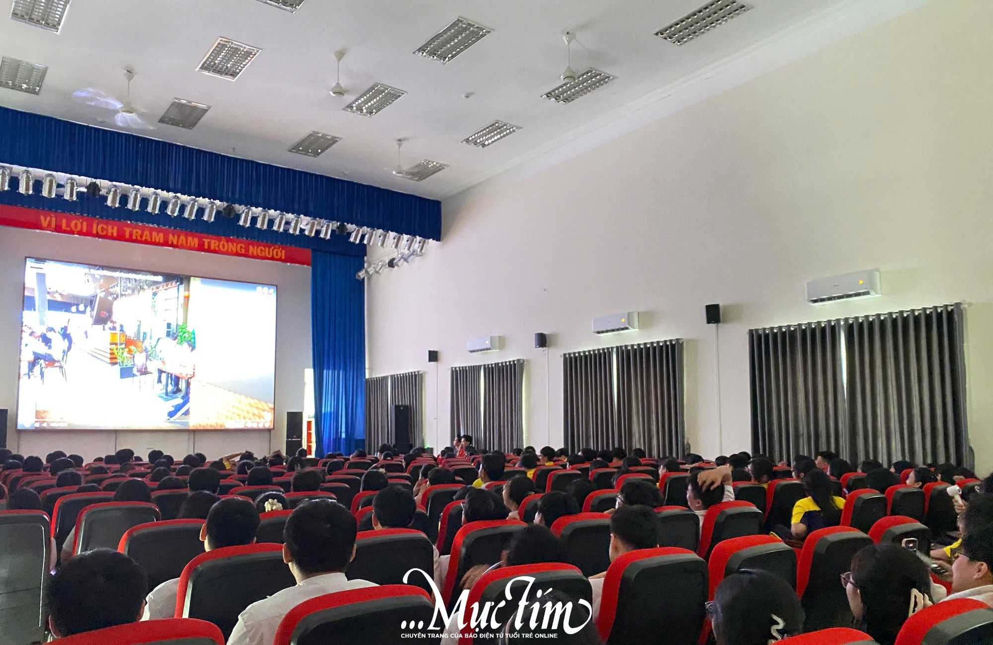 Giờ ra chơi của teen Trường THPT Bùi Thị Xuân: Xem phim rạp ngay tại trường- Ảnh 2.