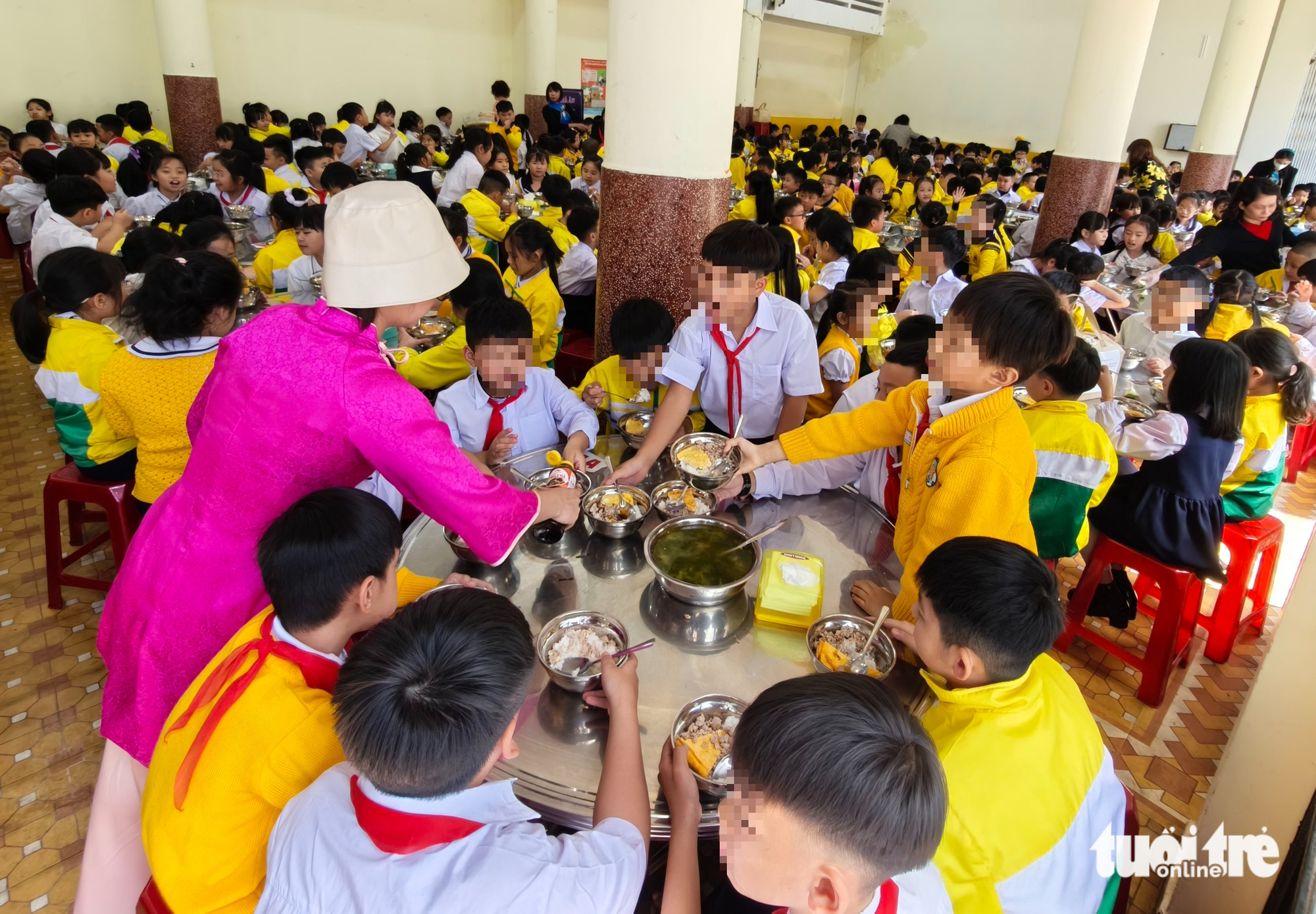 Trường bán trú bị tố dùng thực phẩm bẩn báo cáo gì? - Ảnh 1.