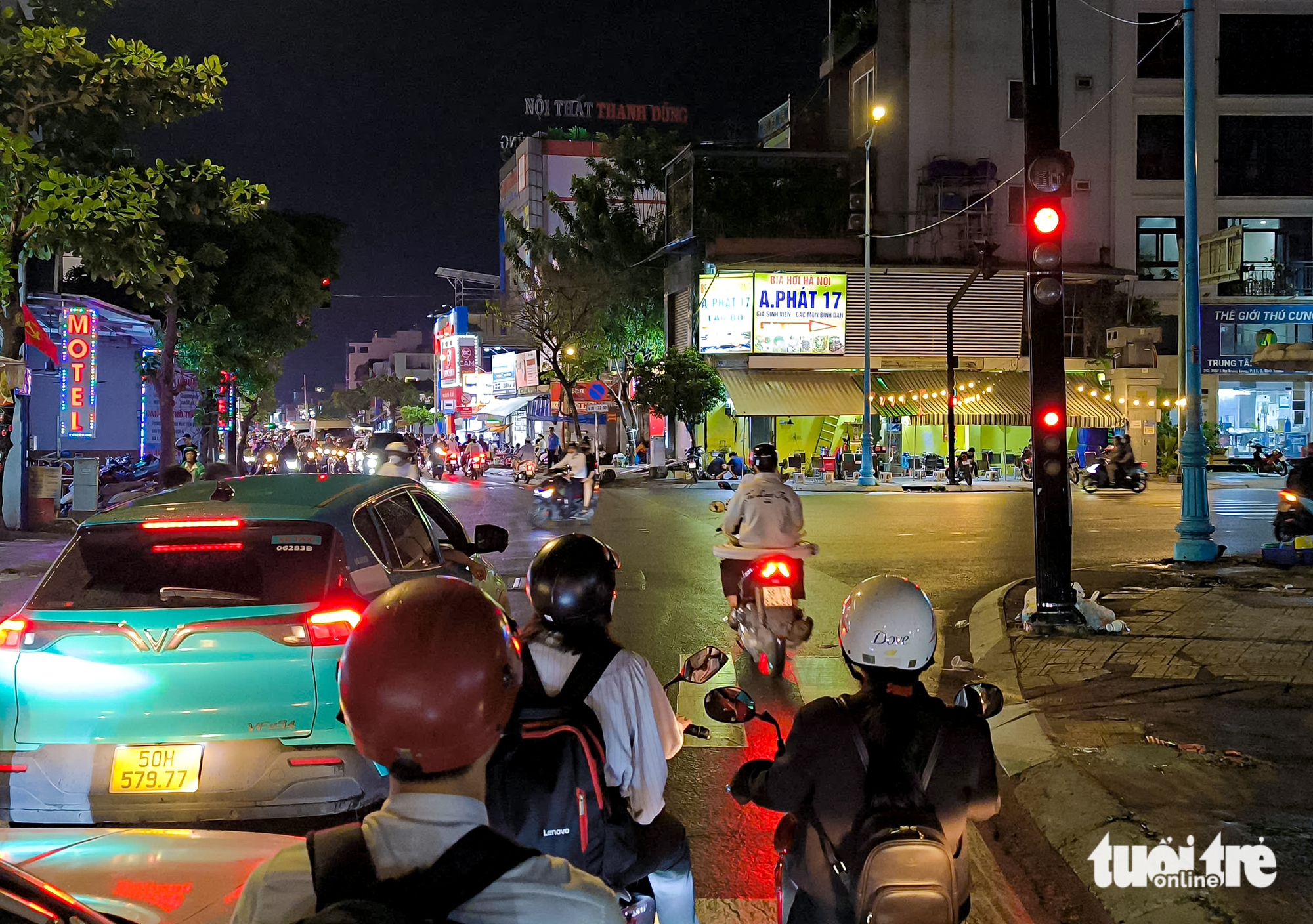 Đèn đỏ 'trêu ngươi' 30 phút trên đường Nơ Trang Long - Ảnh 6.