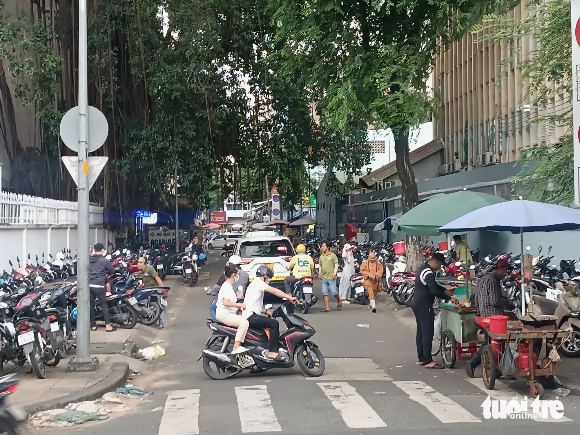 Lấn chiếm vỉa hè ngay trước camera giám sát vì biết thời gian lực lượng chức năng làm việc? - Ảnh 1.