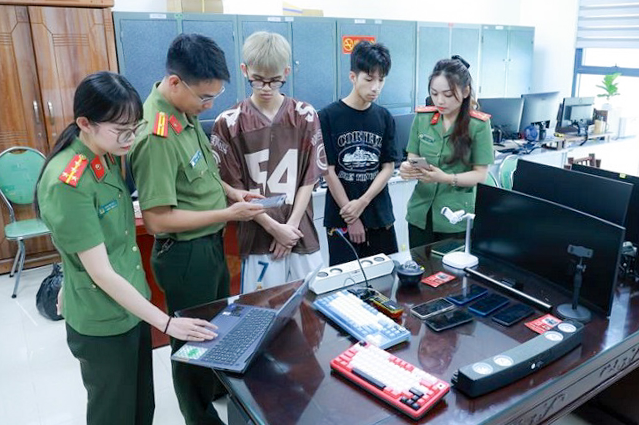Khởi tố lừa đảo hàng nghìn người qua livestream đánh bạc trên Facebook - Ảnh 1. Thanh niên 19 tuổi lừa đảo hàng nghìn người qua livestream đánh tài - xỉu - Ảnh 1.