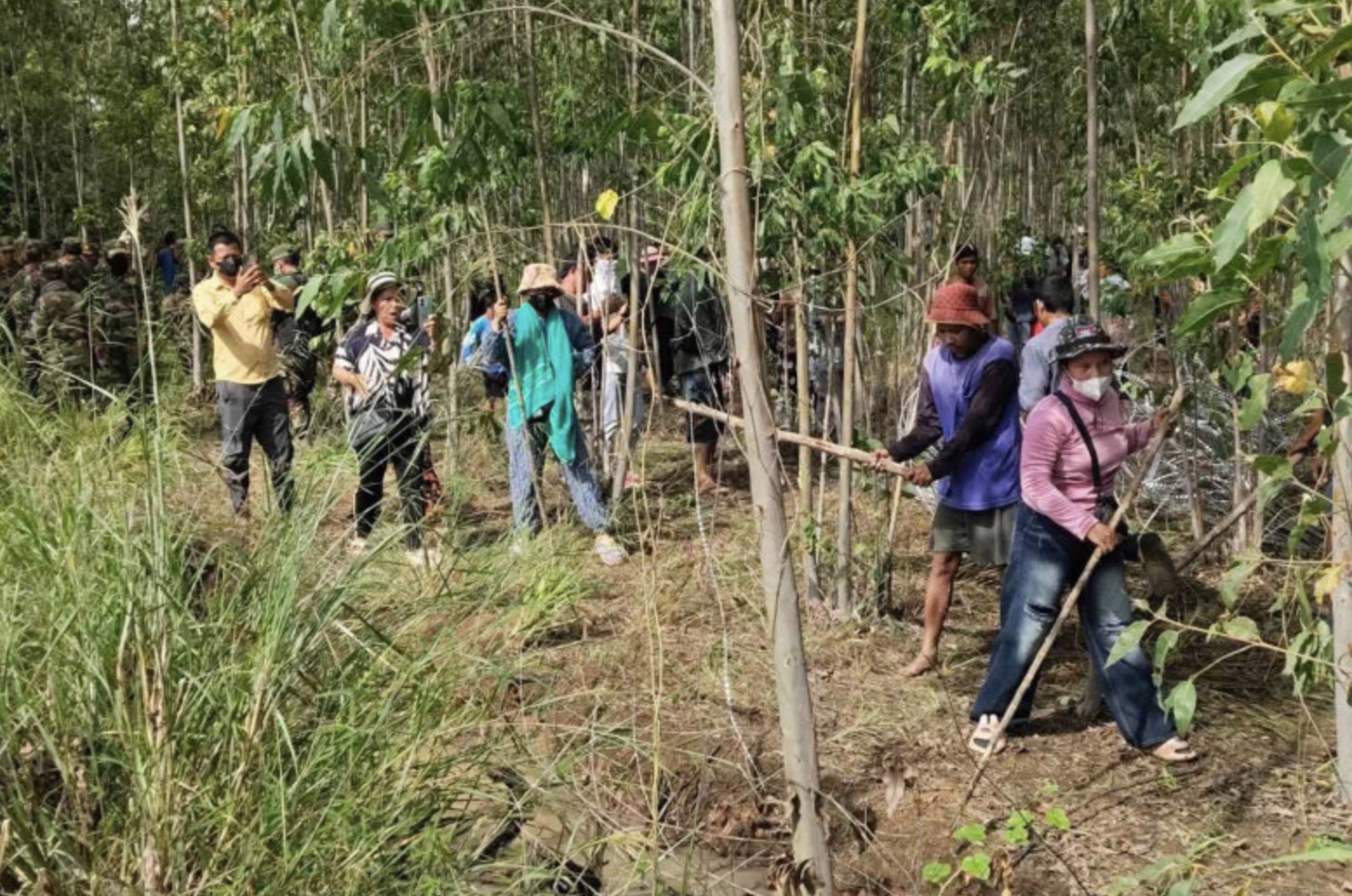 Thái Lan nói Campuchia tháo dỡ rào thép gai, Campuchia nói lính Thái làm bị thương 10 người dân - Ảnh 1.