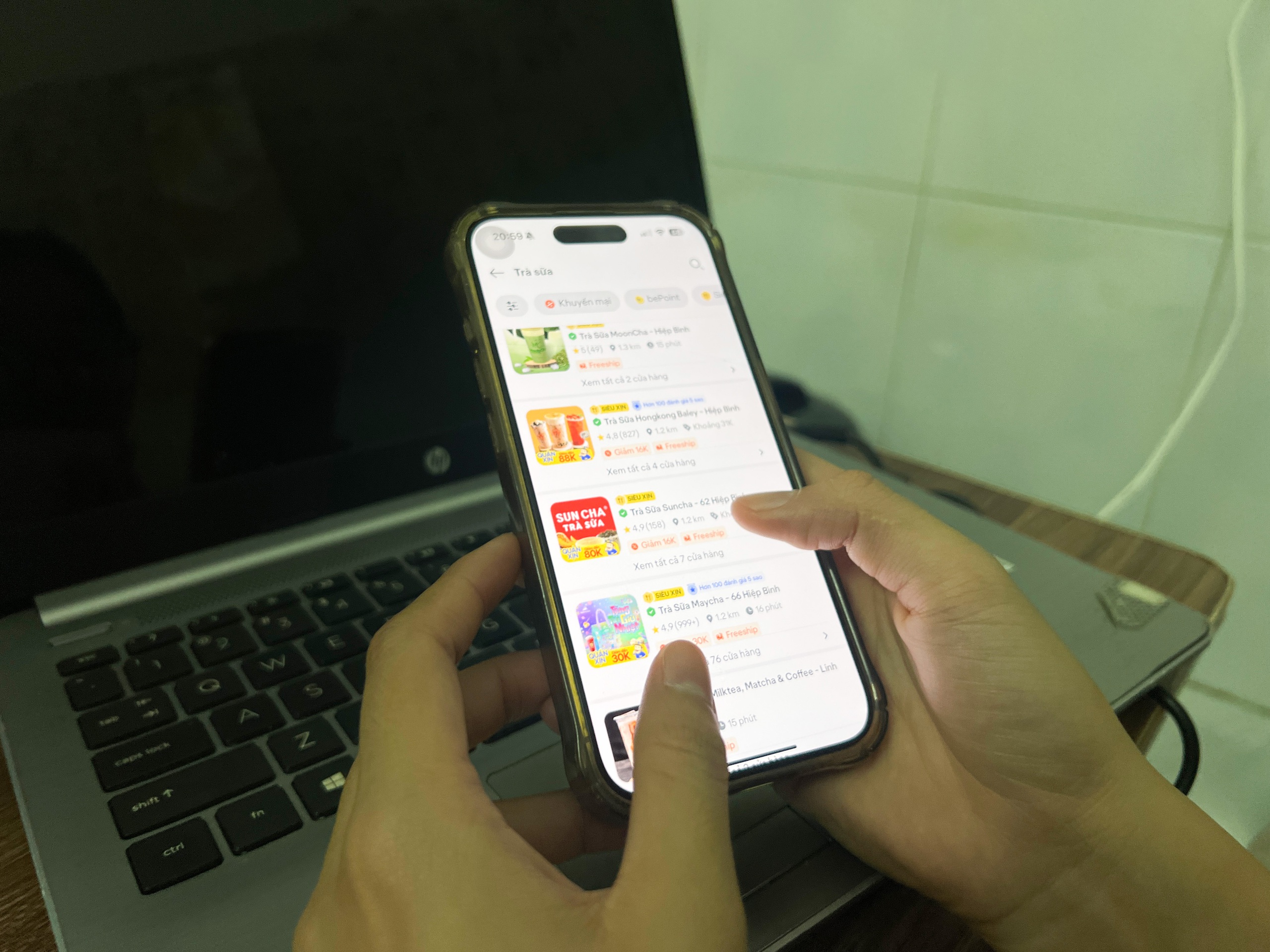 Ly cà phê 40.000 đồng ship 60.000, quán xá cạnh nhà, người trẻ vẫn thích đặt đồ ăn 'đến tận giường' - Ảnh 1.