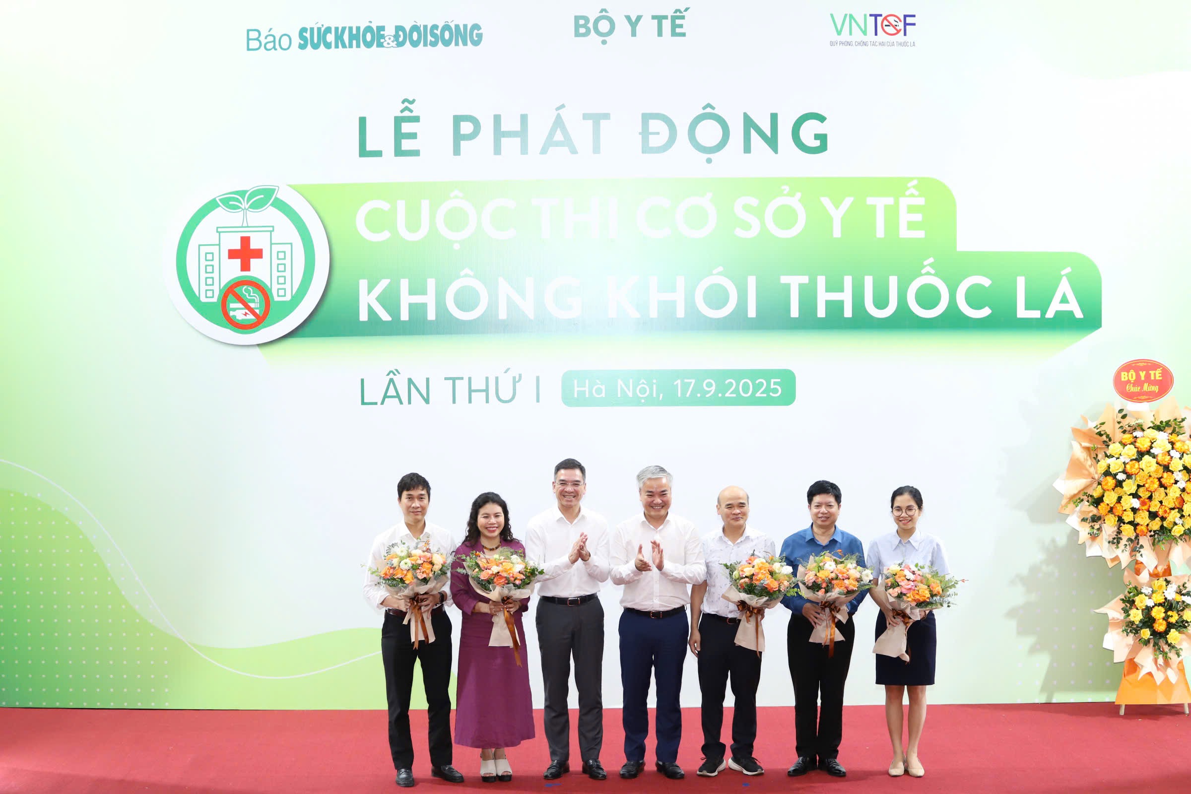 Hút thuốc lá trong bệnh viện: Có chế tài nhưng khó xử lý  - Ảnh 1.
