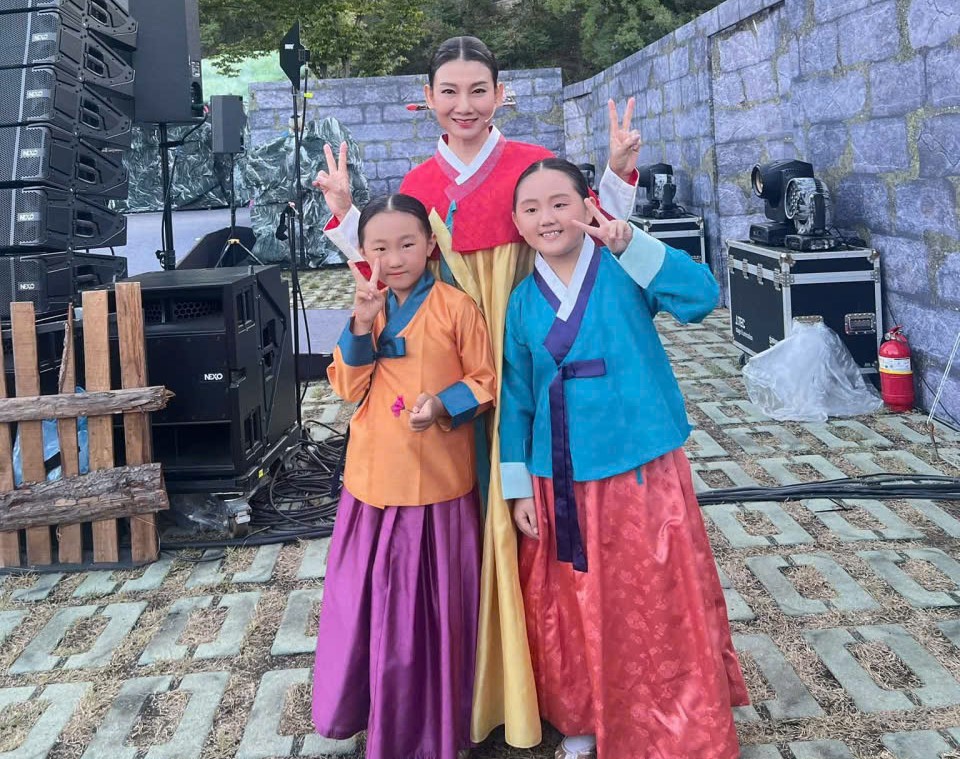 Moje Uyen: Obdivuji vážnost a disciplínu korejských umělců - Foto 3. Mỹ Uyên khâm phục tính nghiêm túc, kỷ luật của nghệ sĩ Hàn Quốc - Ảnh 3.