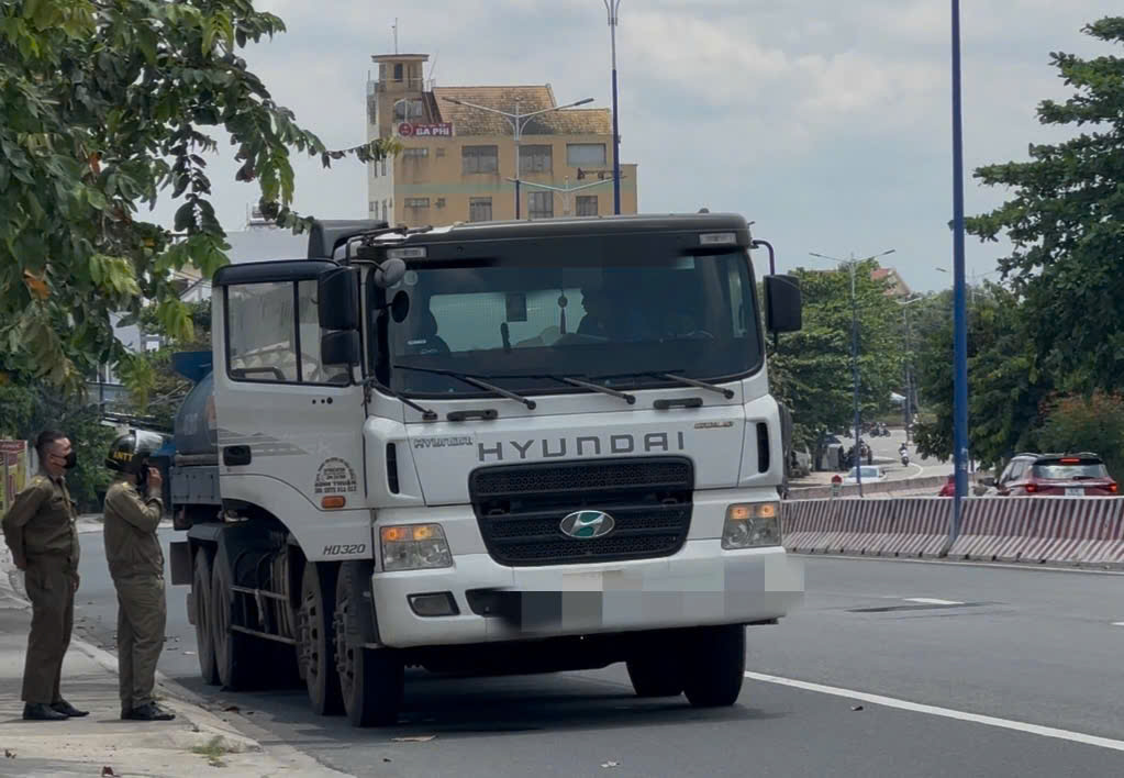 Mẹ gào khóc bên thi thể nam sinh lớp 11 bị xe bồn cán tử vong - Ảnh 2.