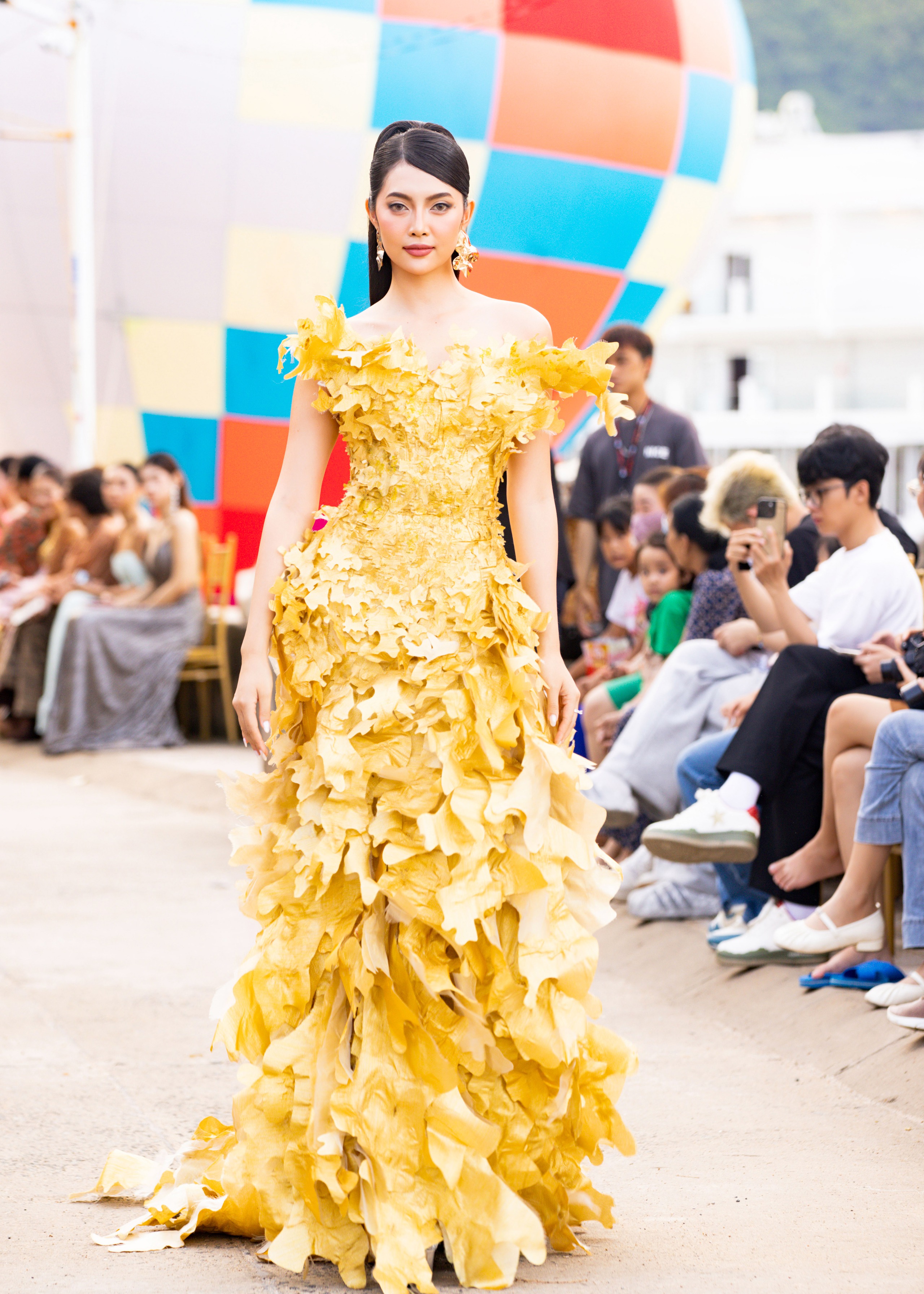 «Міс Оушен В'єтнам» перетворює пляж затоки Вінх Хай на модний подіум - Фото 2. Hoa hậu Đại dương Việt Nam biến bờ biển vịnh Vĩnh Hy thành sàn diễn thời trang - Ảnh 2.