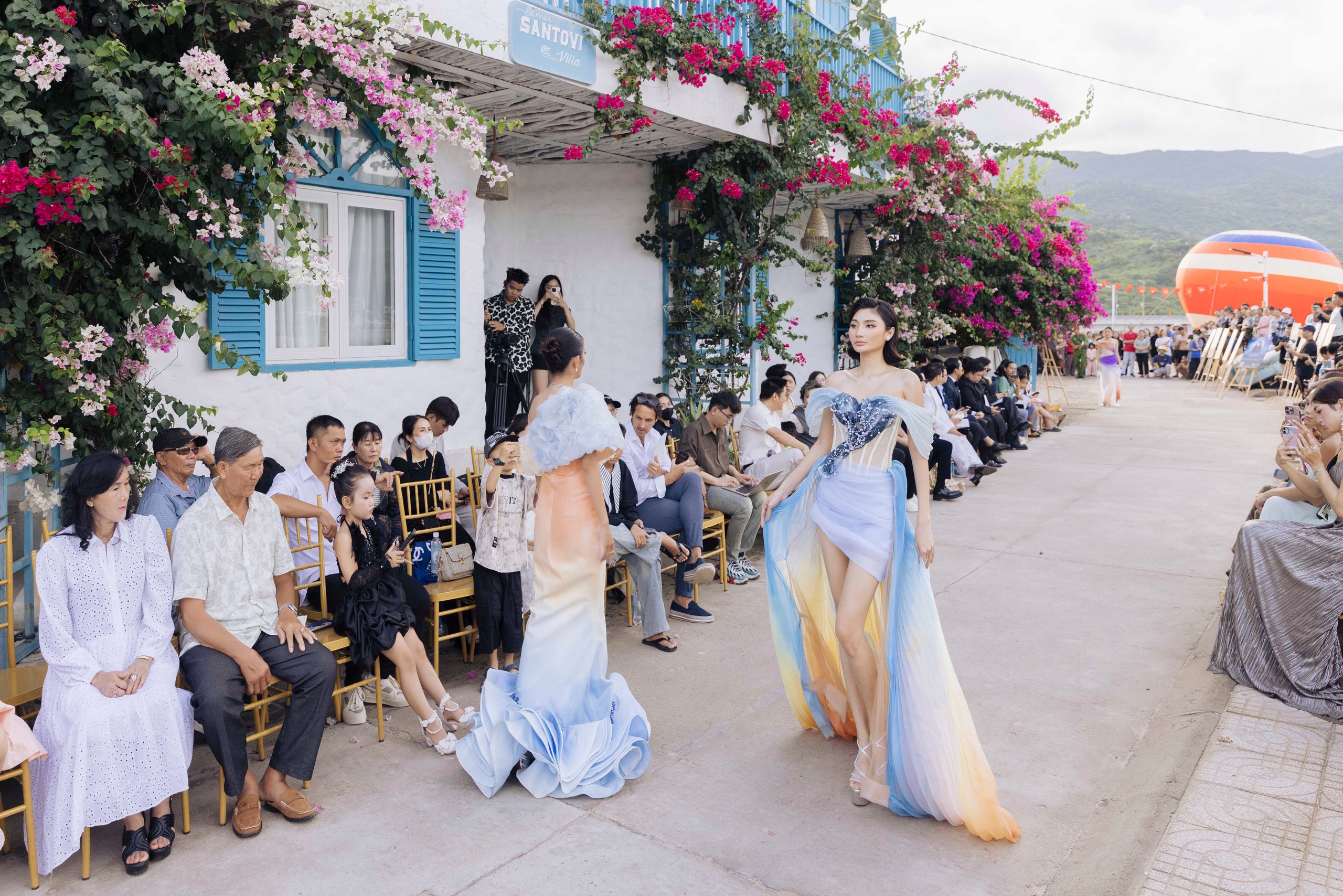 Hoa hậu Đại dương Việt Nam biến bờ biển vịnh Vĩnh Hy thành sàn diễn thời trang - Ảnh 8. Hoa hậu Đại dương Việt Nam biến bờ biển vịnh Vĩnh Hy thành sàn diễn thời trang - Ảnh 8.