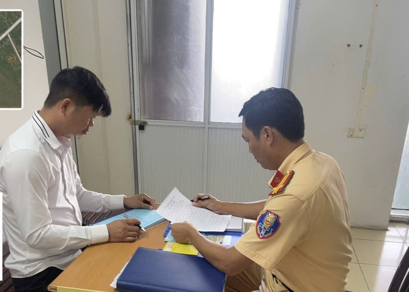 Bị xử phạt vì để trẻ nhỏ thò đầu ra ngoài cửa sổ trời ô tô - Ảnh 1.