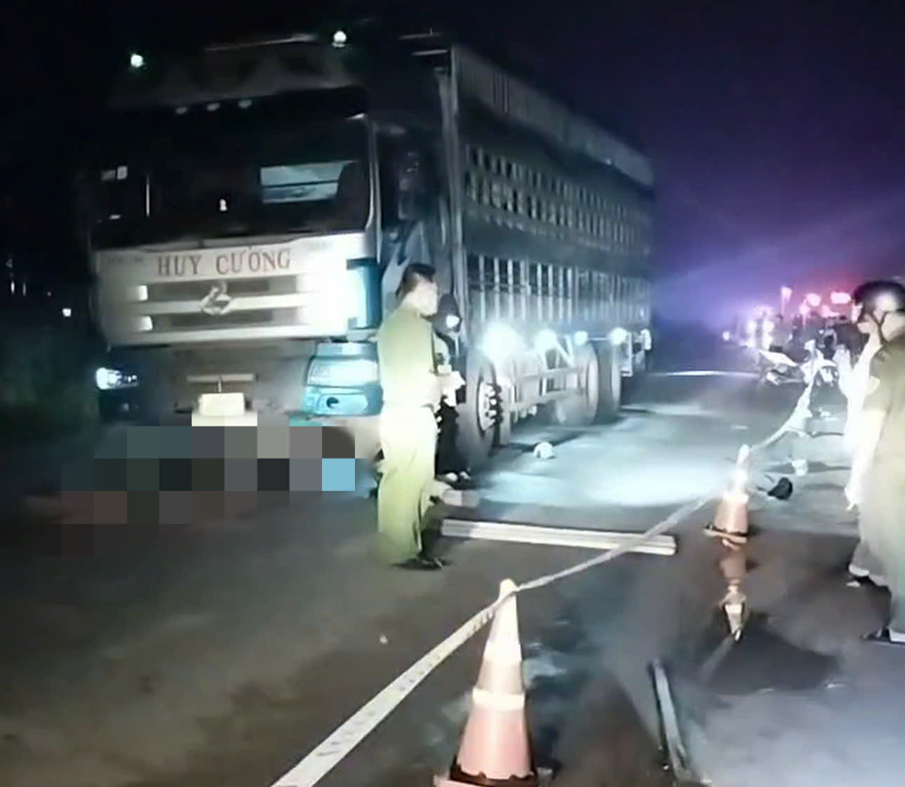 Tai nạn giữa xe máy và xe tải trên đường không đèn chiếu sáng, 2 người chết, 1 trẻ bị thương - Ảnh 1.