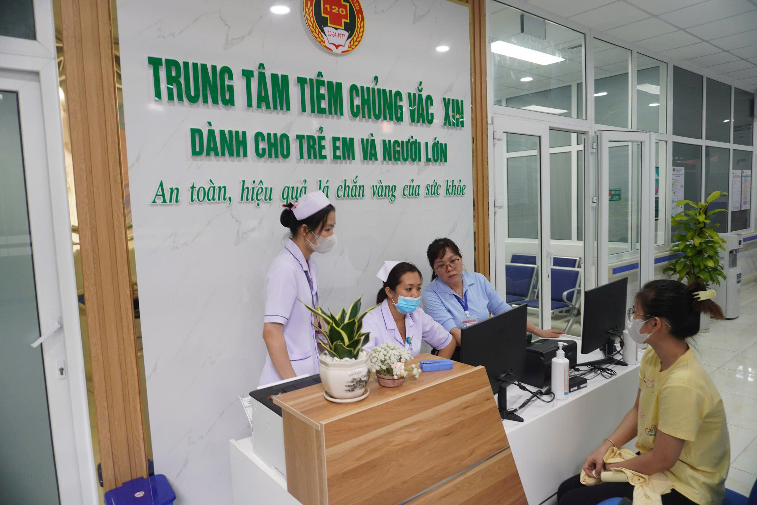 Bệnh viện Quân y 120 đưa vào hoạt động trung tâm tiêm chủng vắc xin - Ảnh 1.
