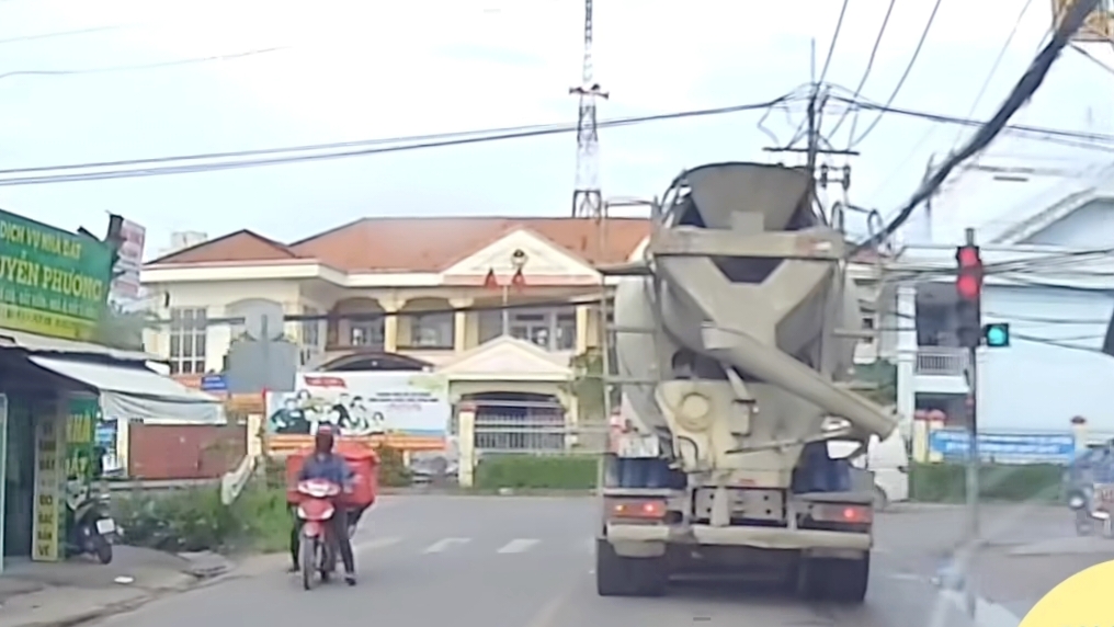 Lập biên bản tài xế xe bồn vượt đèn đỏ tại giao lộ ở xã Bình Mỹ, TP.HCM - Ảnh 1.