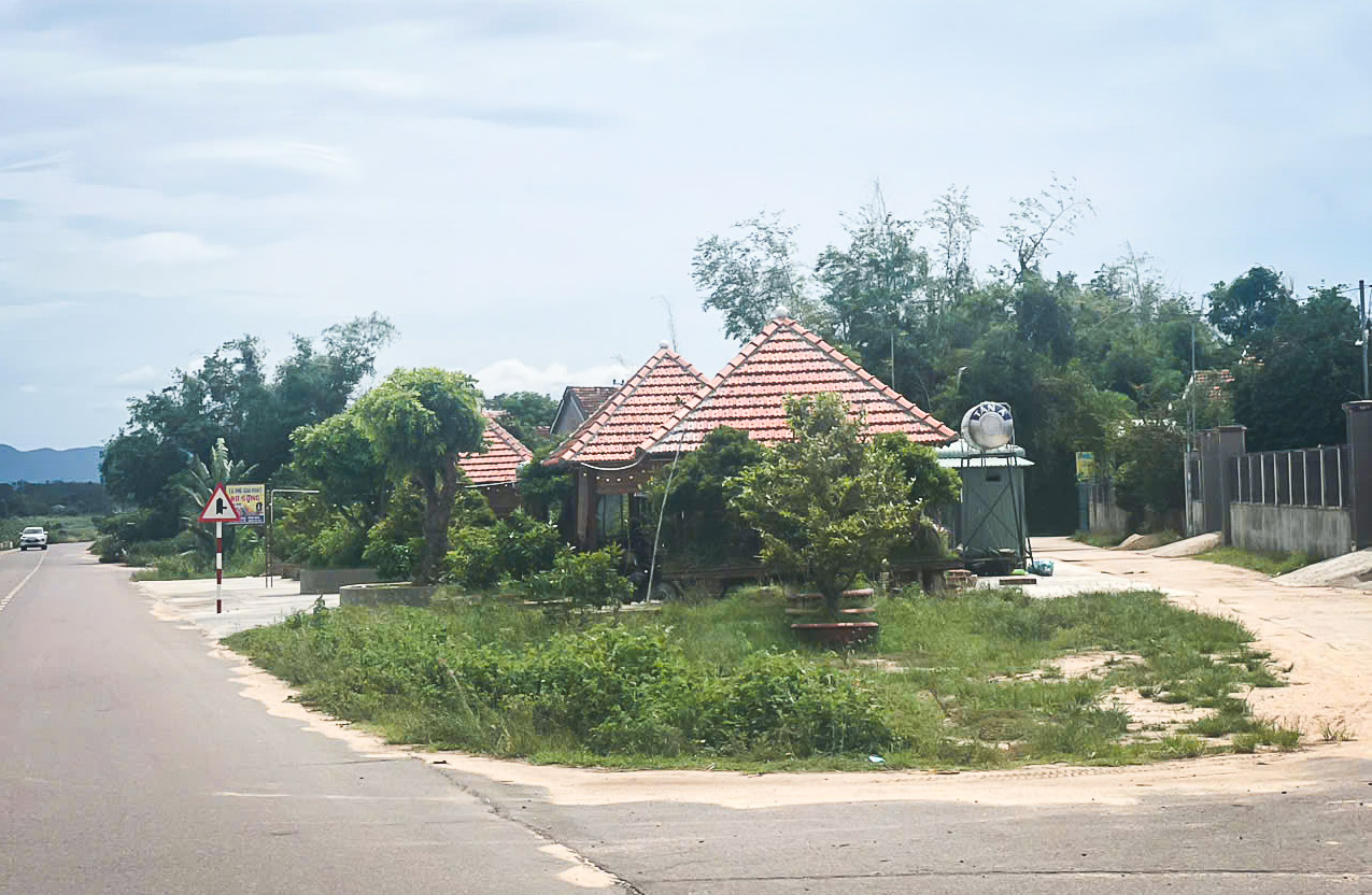 Quán cà phê kiên cố 'mọc' trái phép trên đất công do xã quản lý - Ảnh 1.