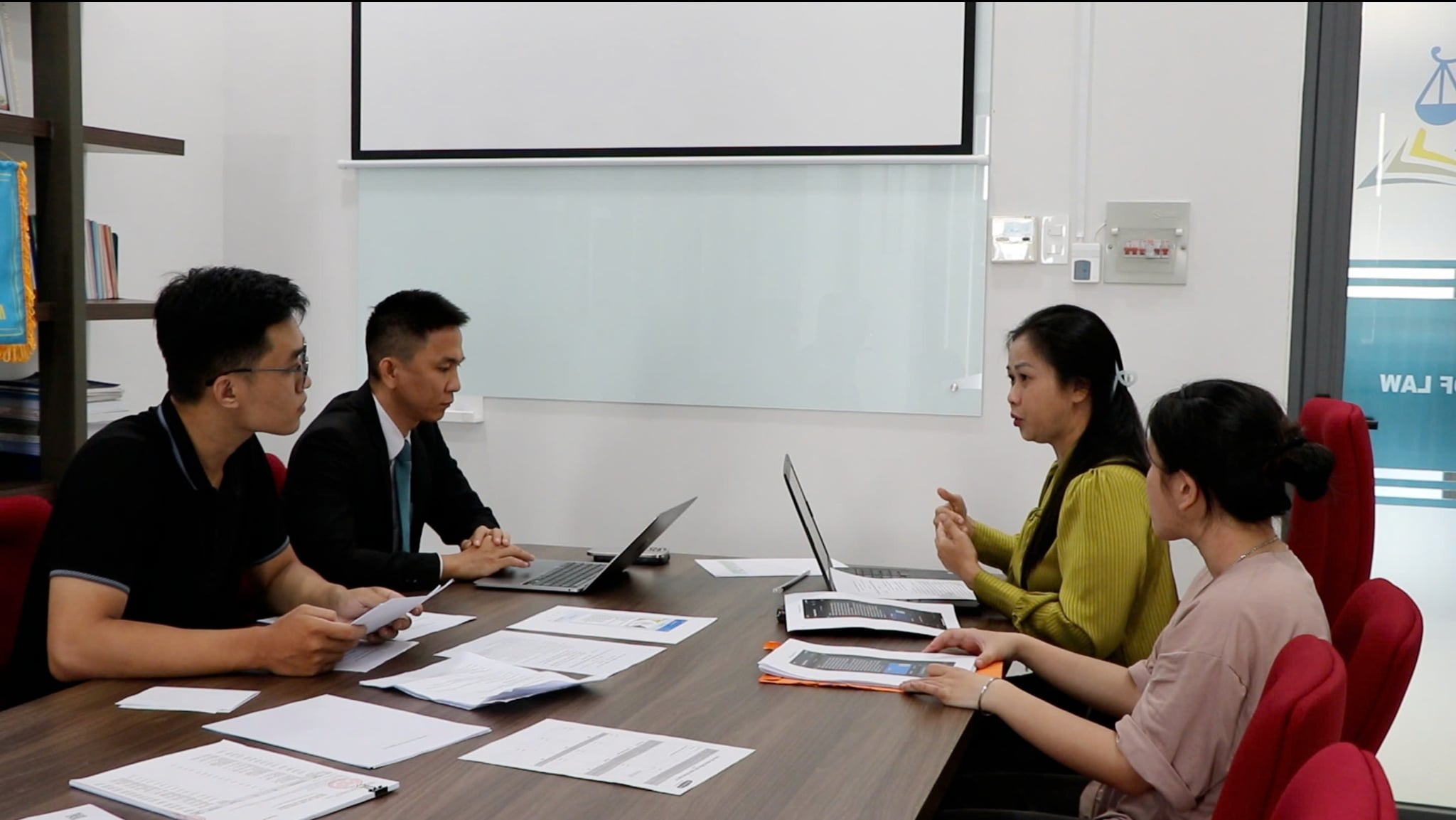 សិស្សមានចំណូលជាប់ពន្ធដោយមិននឹកស្មានដល់ Dai-ichi Life ផ្ទេរកំណត់ត្រាទៅប៉ូលិស - រូបថត ៣. Sinh viên bất ngờ có thu nhập chịu thuế, Dai-ichi Life chuyển hồ sơ tới công an - Ảnh 3.