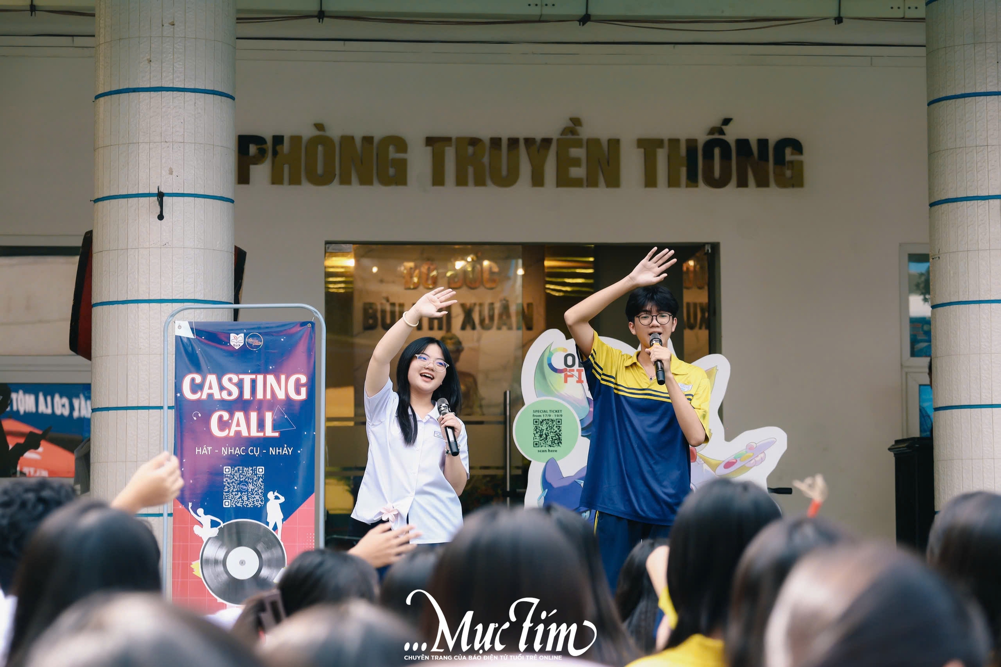 Teen Trường THPT Bùi Thị Xuân mê mẩn ‘mini show’ âm nhạc giờ ra chơi - Ảnh 1.