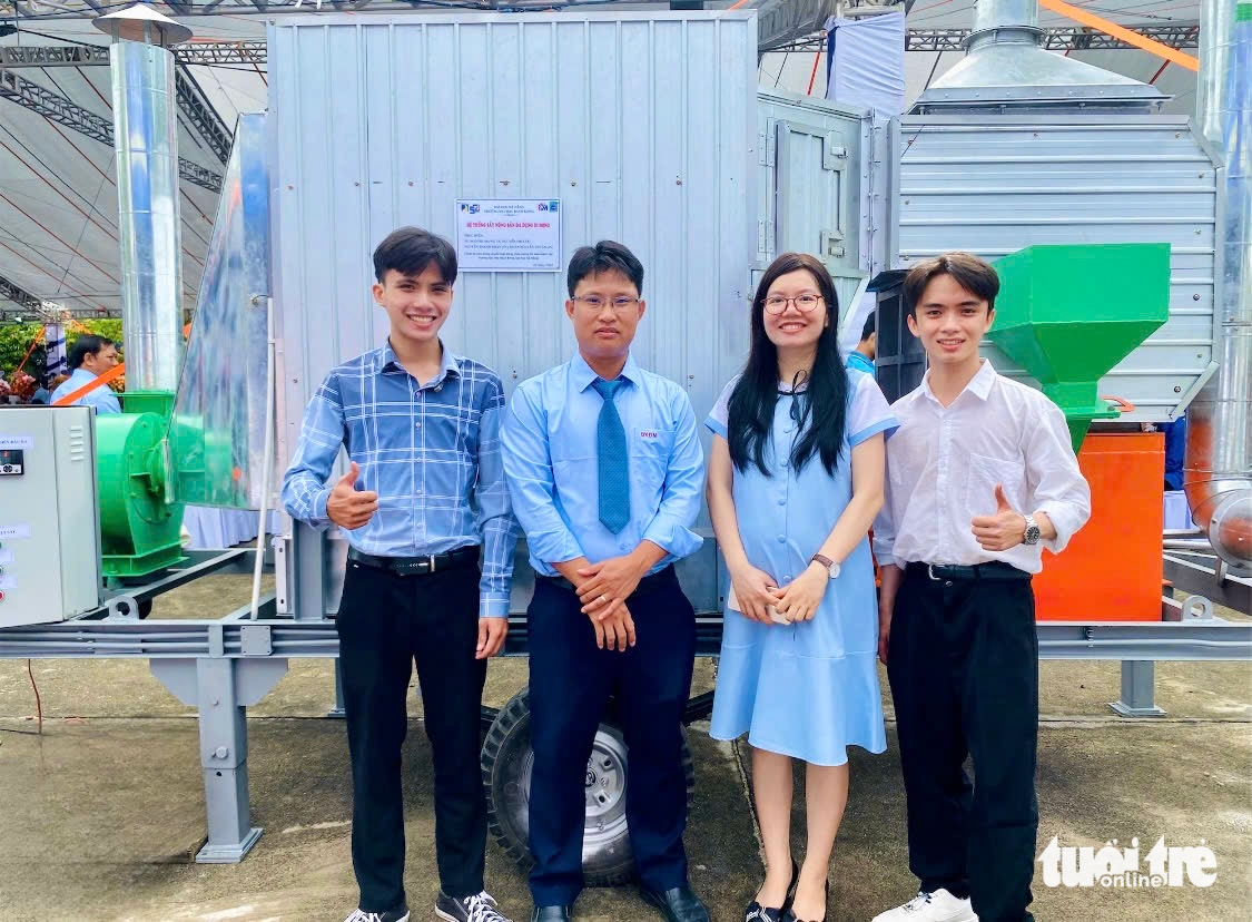 Giảng viên, sinh viên chế tạo máy sấy hạt di động cho nông dân - Ảnh 1.
