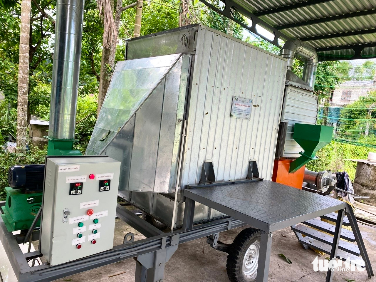 Giảng viên, sinh viên chế tạo máy sấy hạt di động cho nông dân  - Ảnh 2.