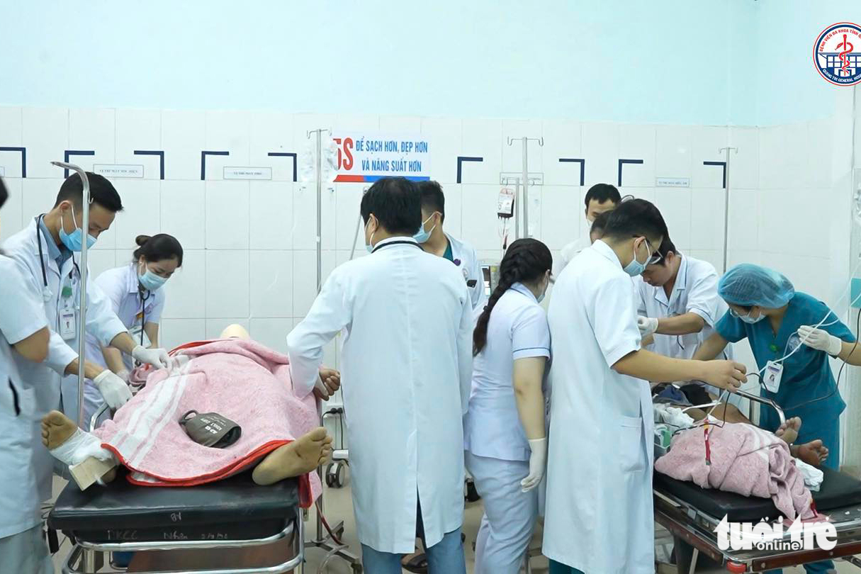 Hiến máu trong đêm cứu nạn nhân vụ xe tải lao vào chợ chuối - Ảnh 1.
