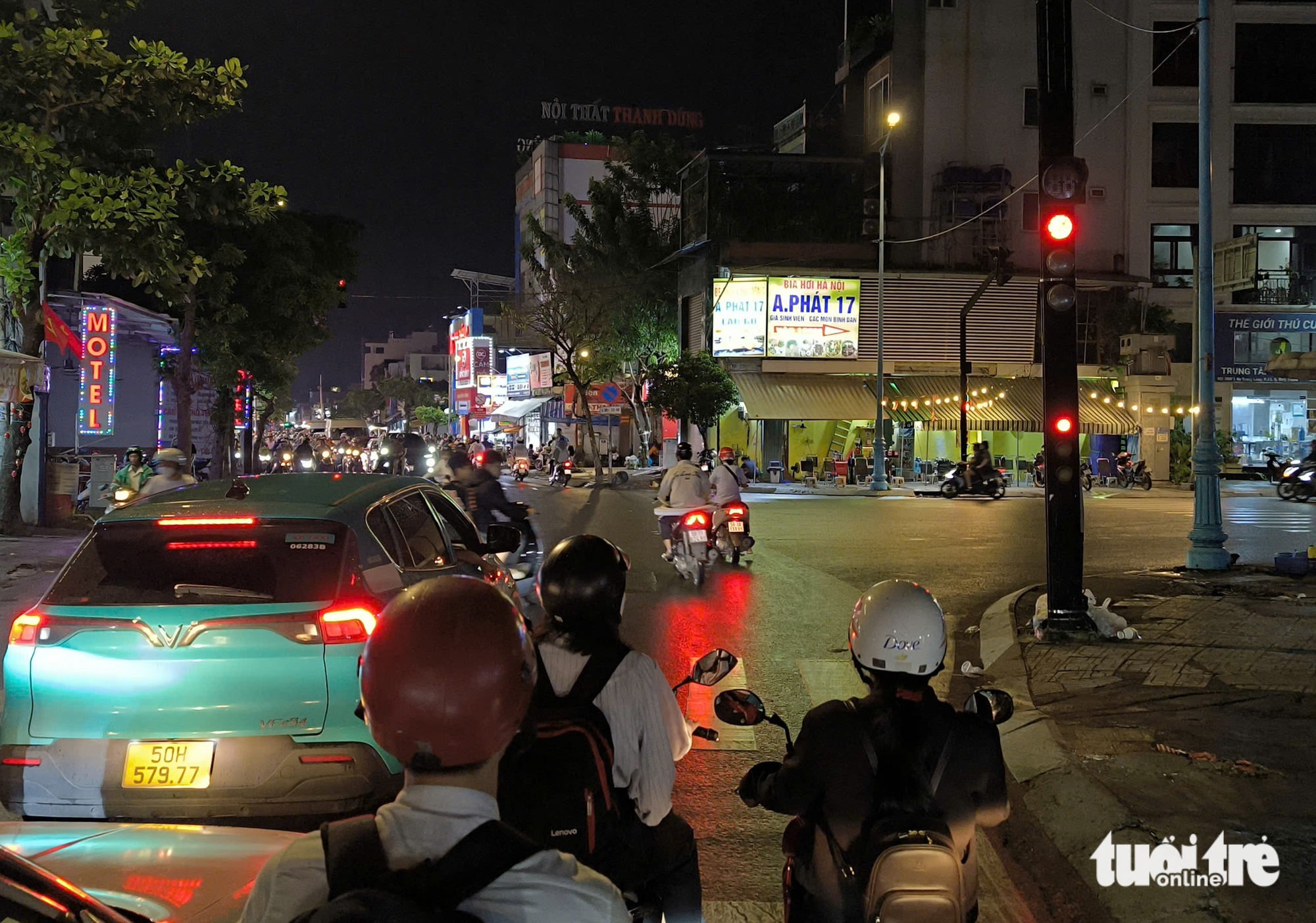 Vượt đèn đỏ 'đứng hình' 30 phút trên đường Nơ Trang Long có bị phạt? - Ảnh 2.