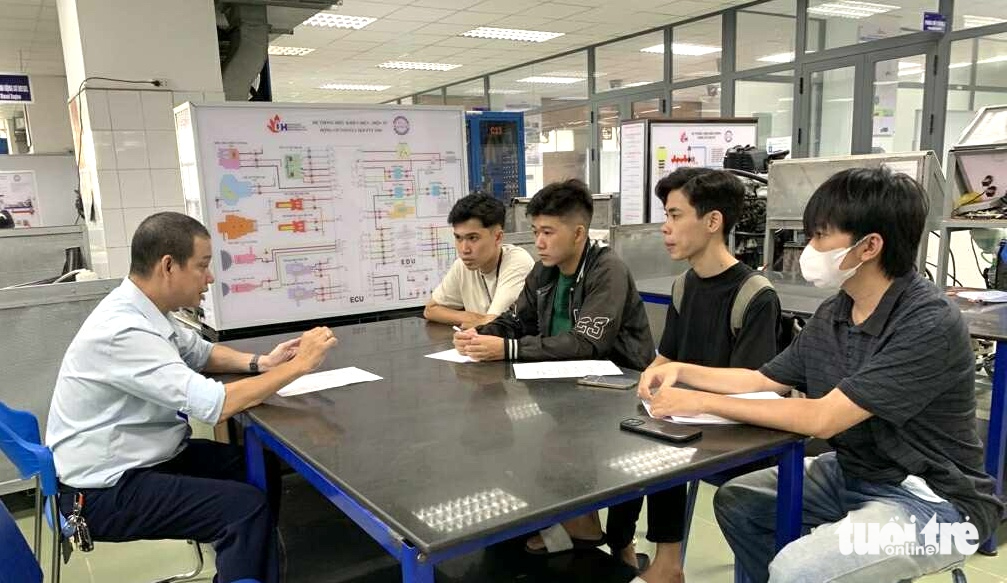 Gần 94.000 giảng viên đại học, đội ngũ tiến sĩ và giáo sư tăng mạnh - Ảnh 1.