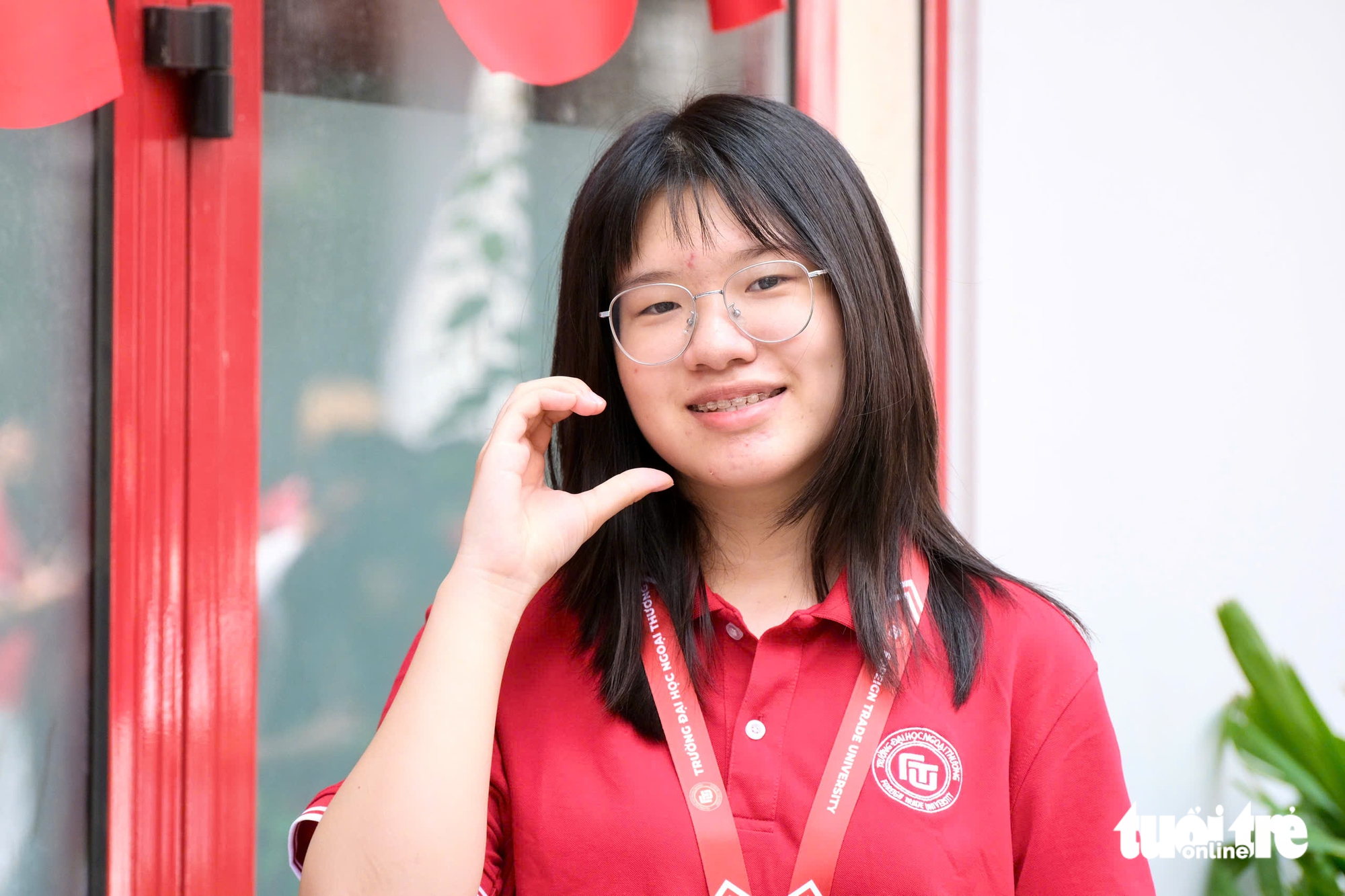 Hai lần trở thành thủ khoa của nữ sinh trường làng - Ảnh 1.