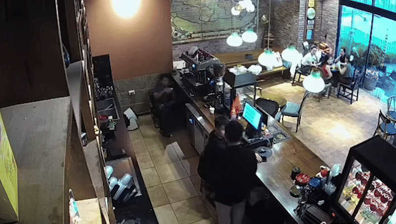 Vụ đánh nhân viên quán cà phê do bị nhắc hút thuốc: 'Tổng tài' lên tiếng - Ảnh 1.