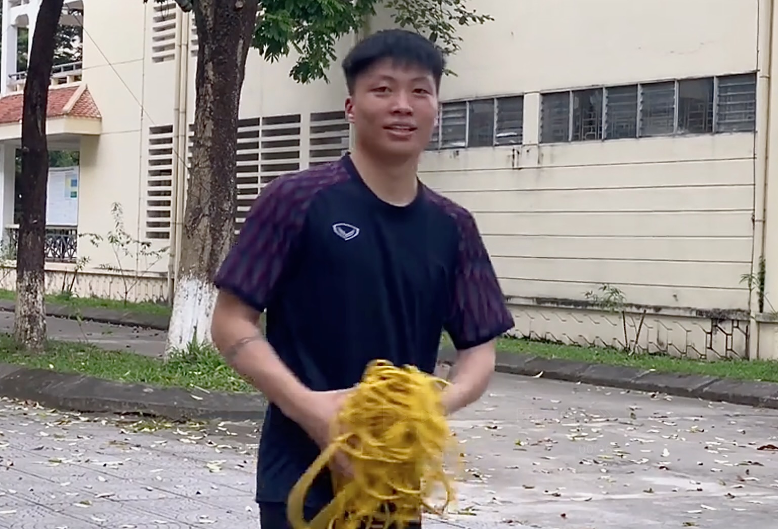 Không được cho đấu bóng chuyền, Đặng Thị Hồng bán hàng Online để mưu sinh - Ảnh 1.