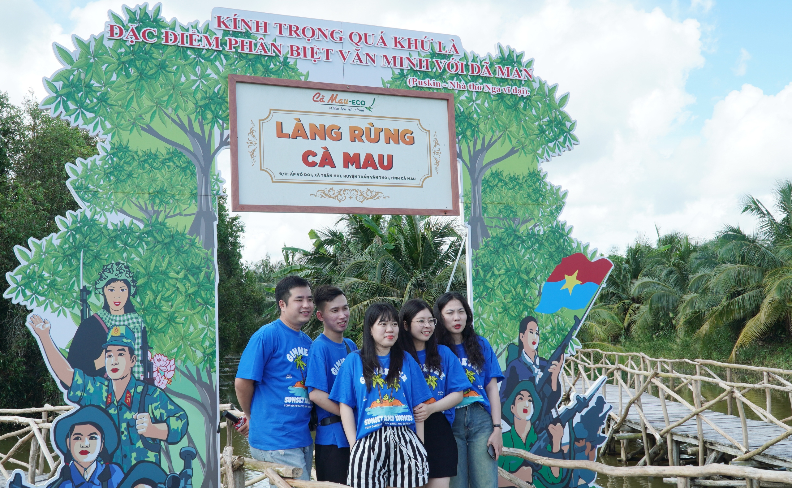 Phục dựng làng rừng U Minh, nức lòng du khách - Ảnh 2.