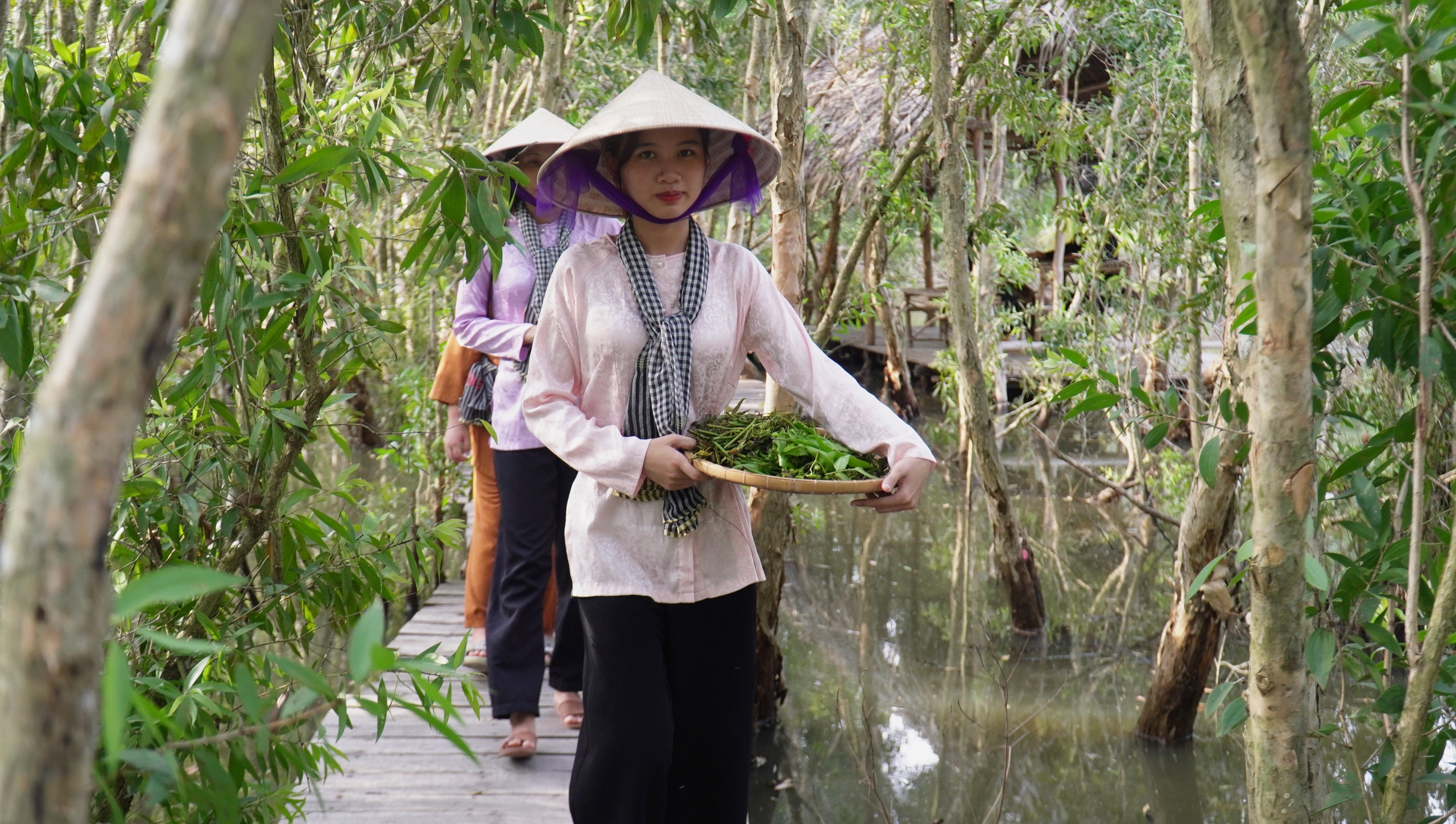 Phục dựng làng rừng U Minh, nức lòng du khách - Ảnh 1.