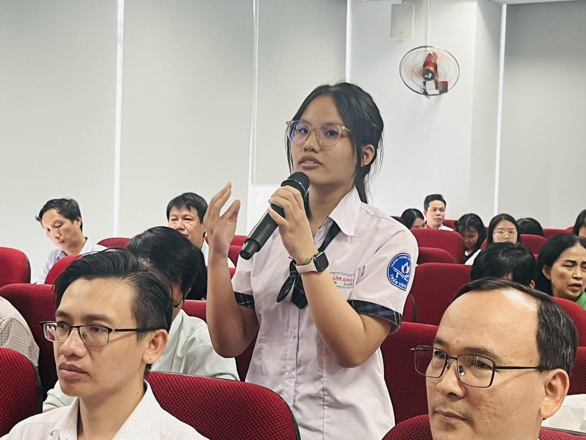 TP.HCM: 100% trường học thay thế điện thoại bằng giờ ra chơi thiết thực từ tháng 1-2026 - Ảnh 2.